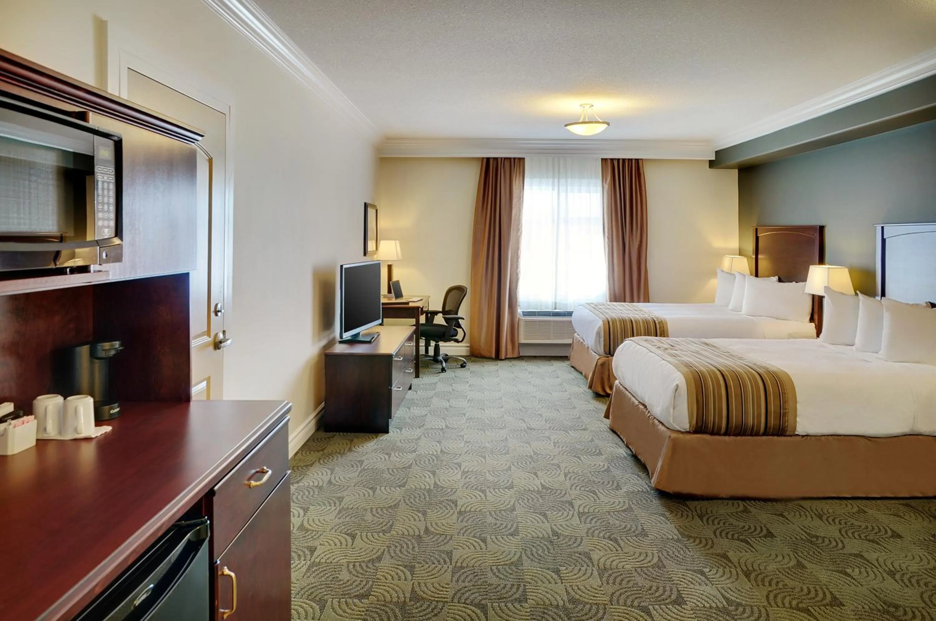 Photo of the whole room, Bed in Kindersley Inn