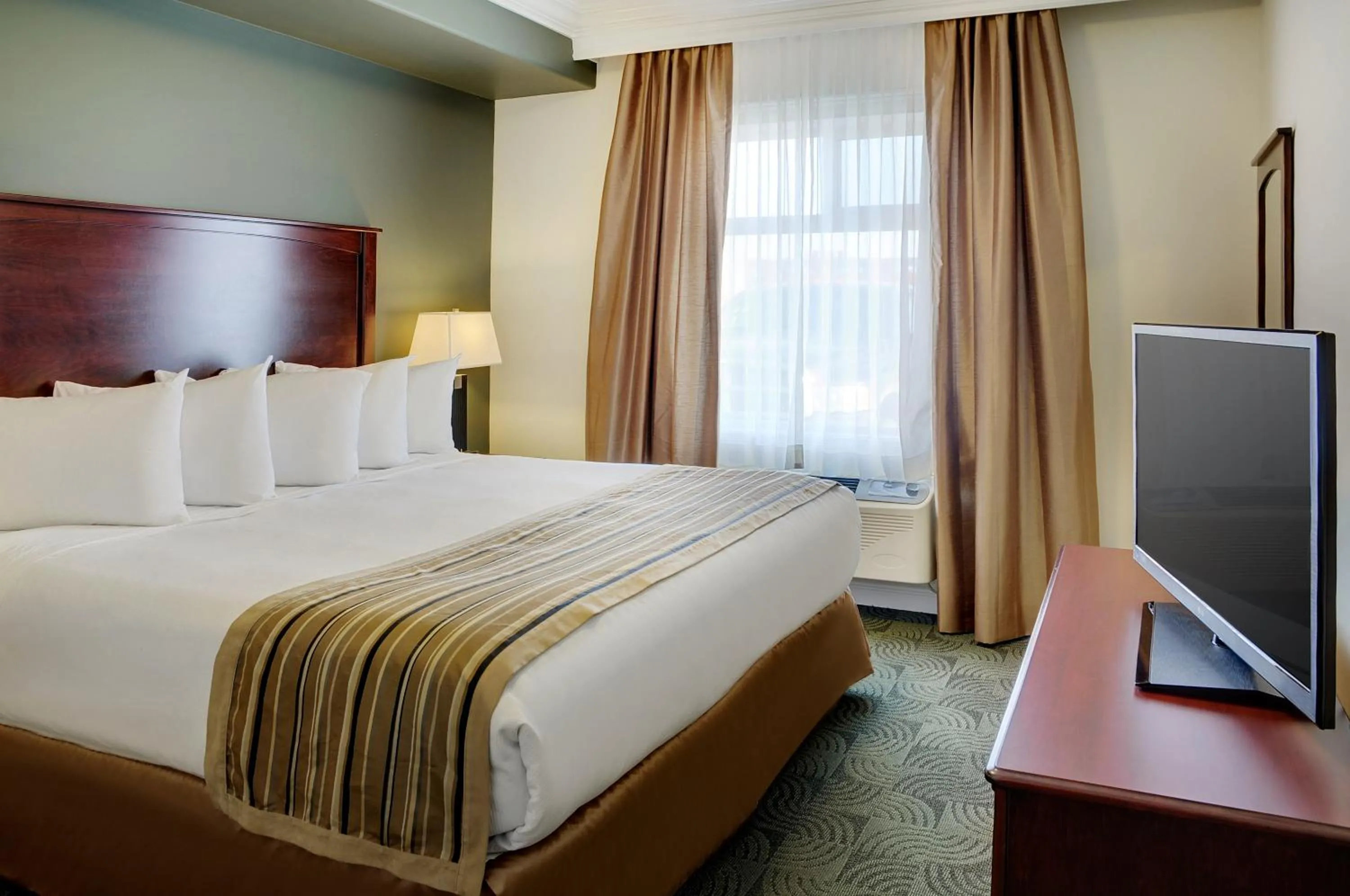 Bedroom, Bed in Kindersley Inn