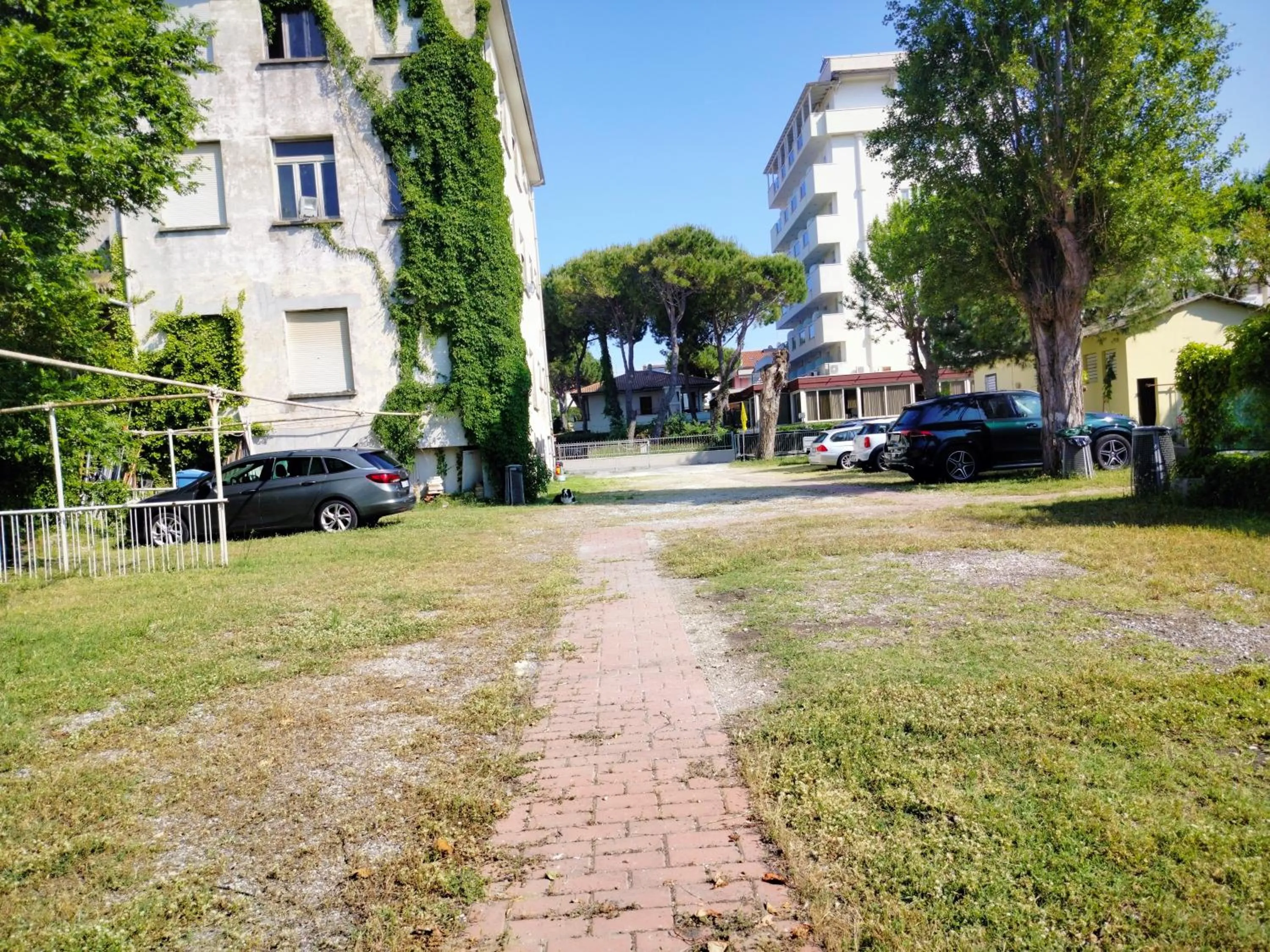 Parking in Hotel De Amicis