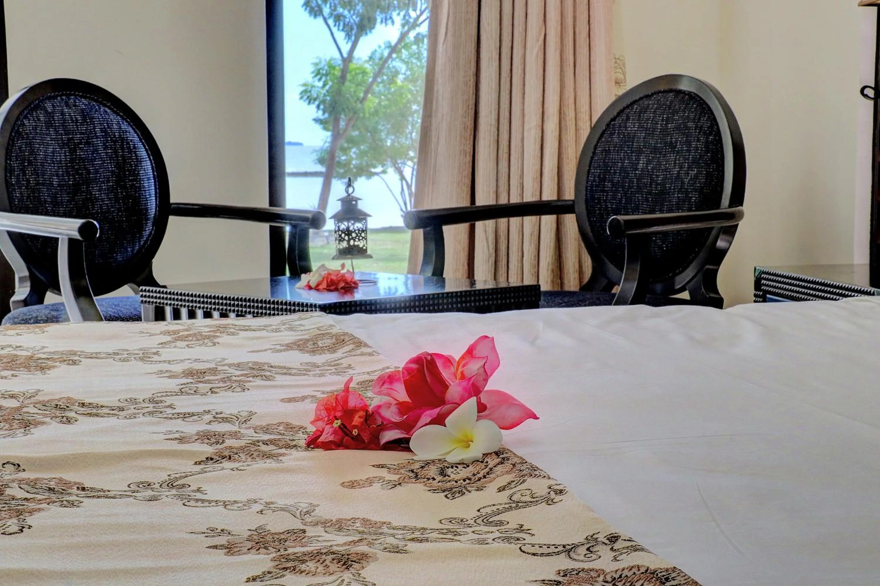 Seating area in Parkside Nila Beach Resort