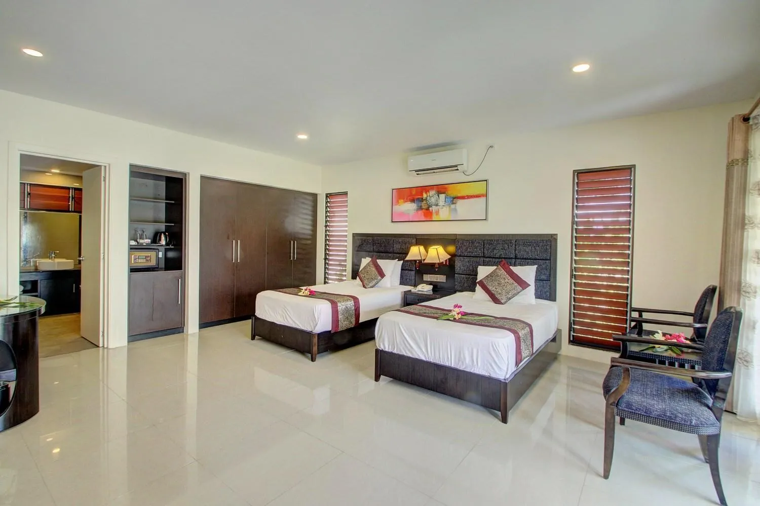 Bed in Parkside Nila Beach Resort