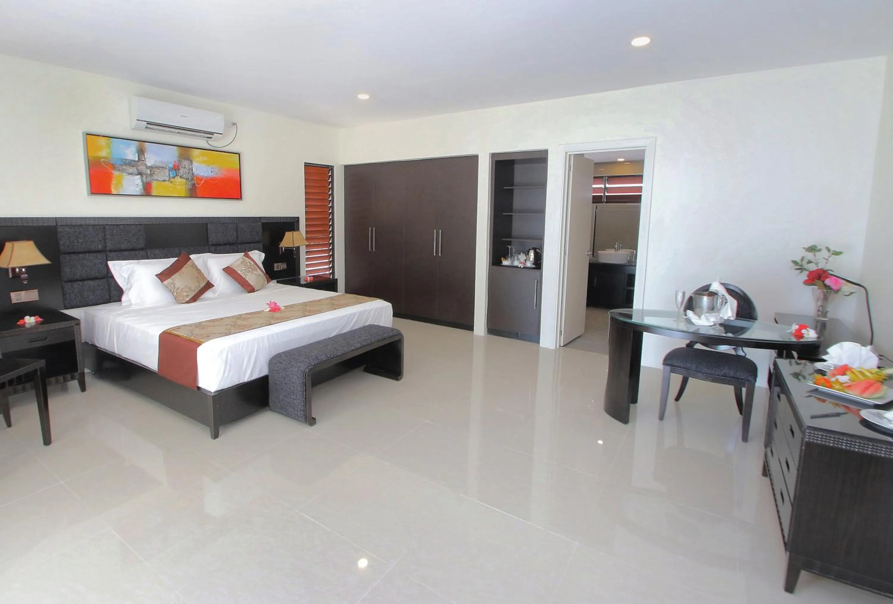 Bed in Parkside Nila Beach Resort