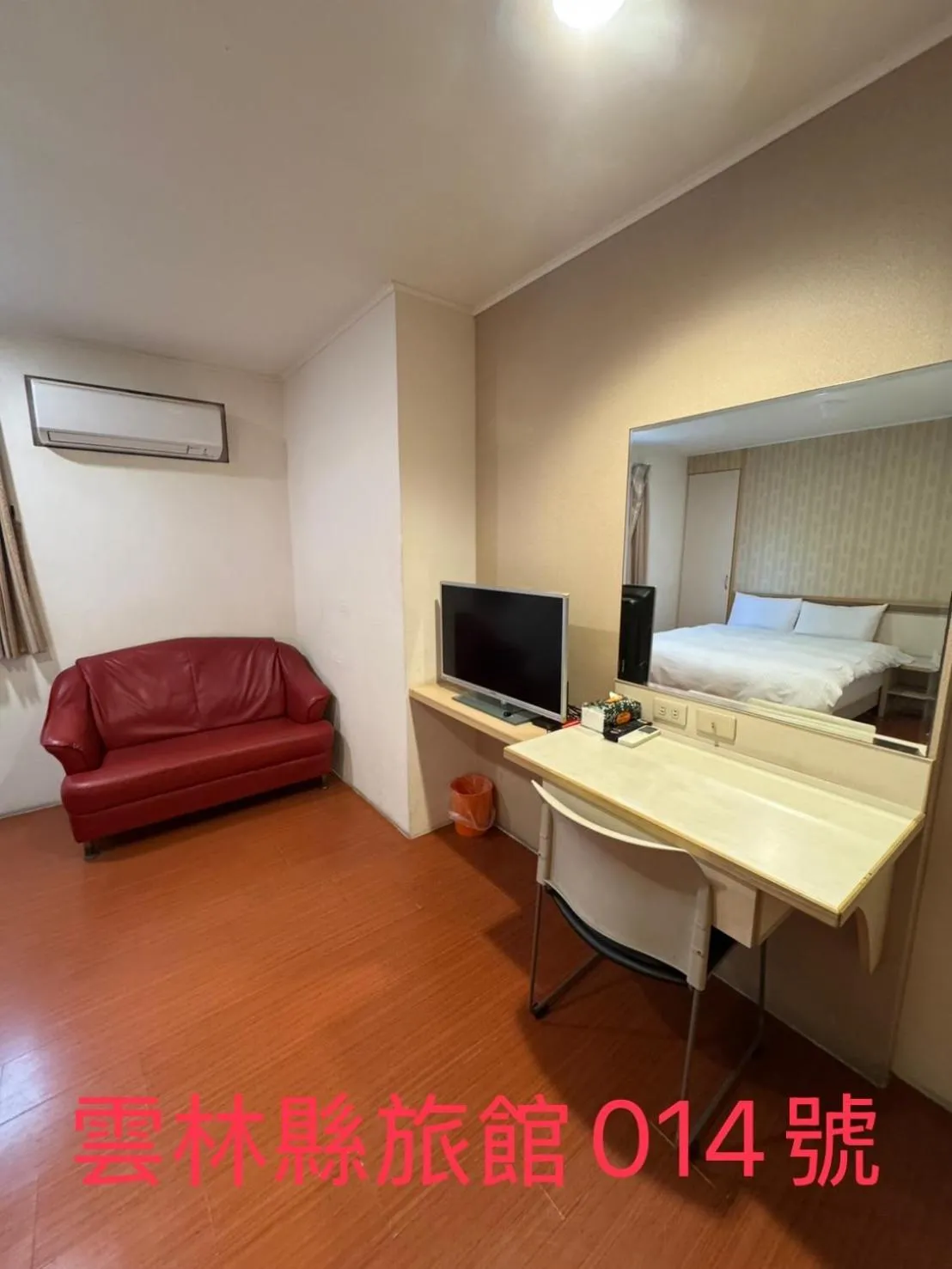 Communal lounge/ TV room, Bed in KD hotel