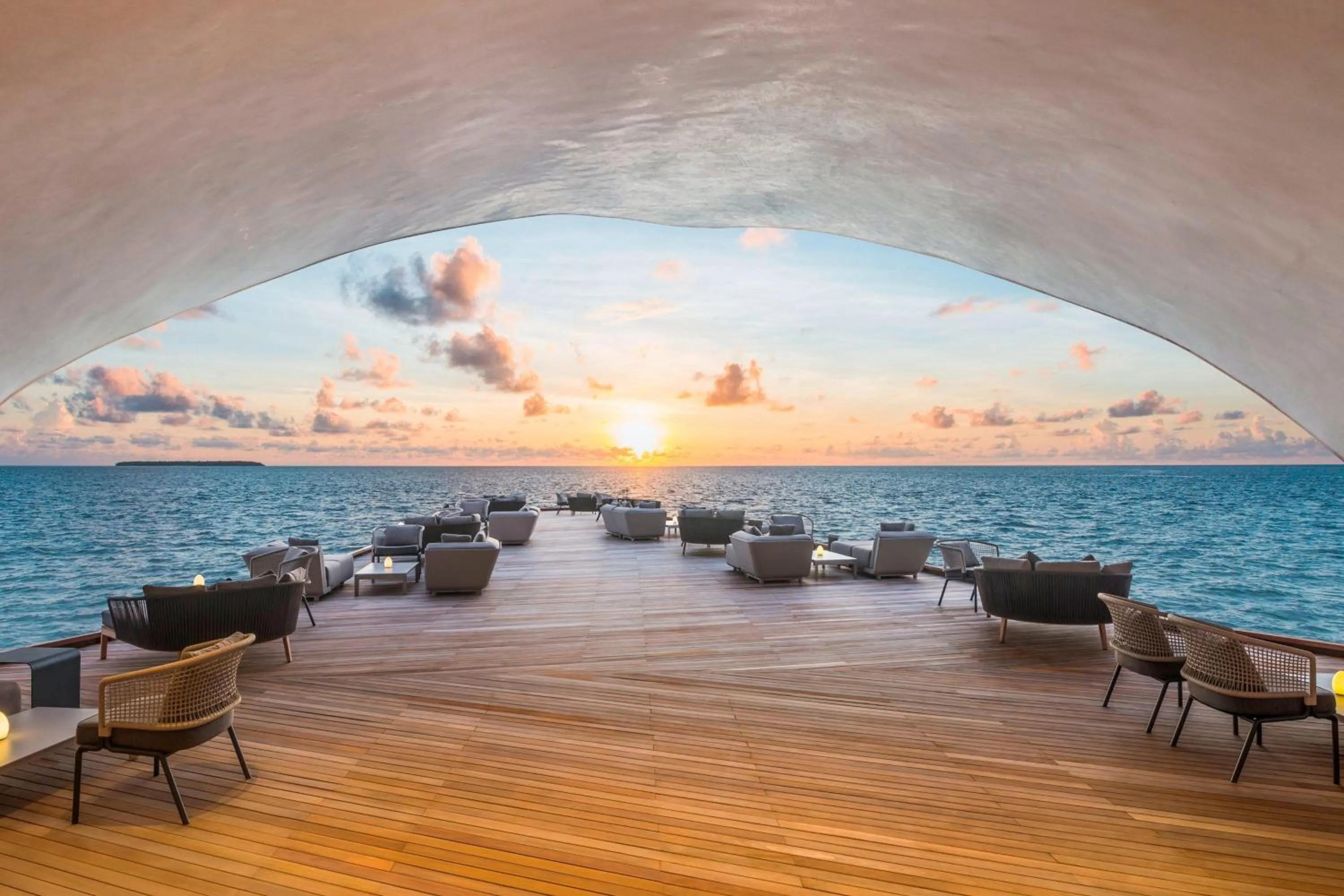 Lounge or bar in The St. Regis Maldives Vommuli Resort