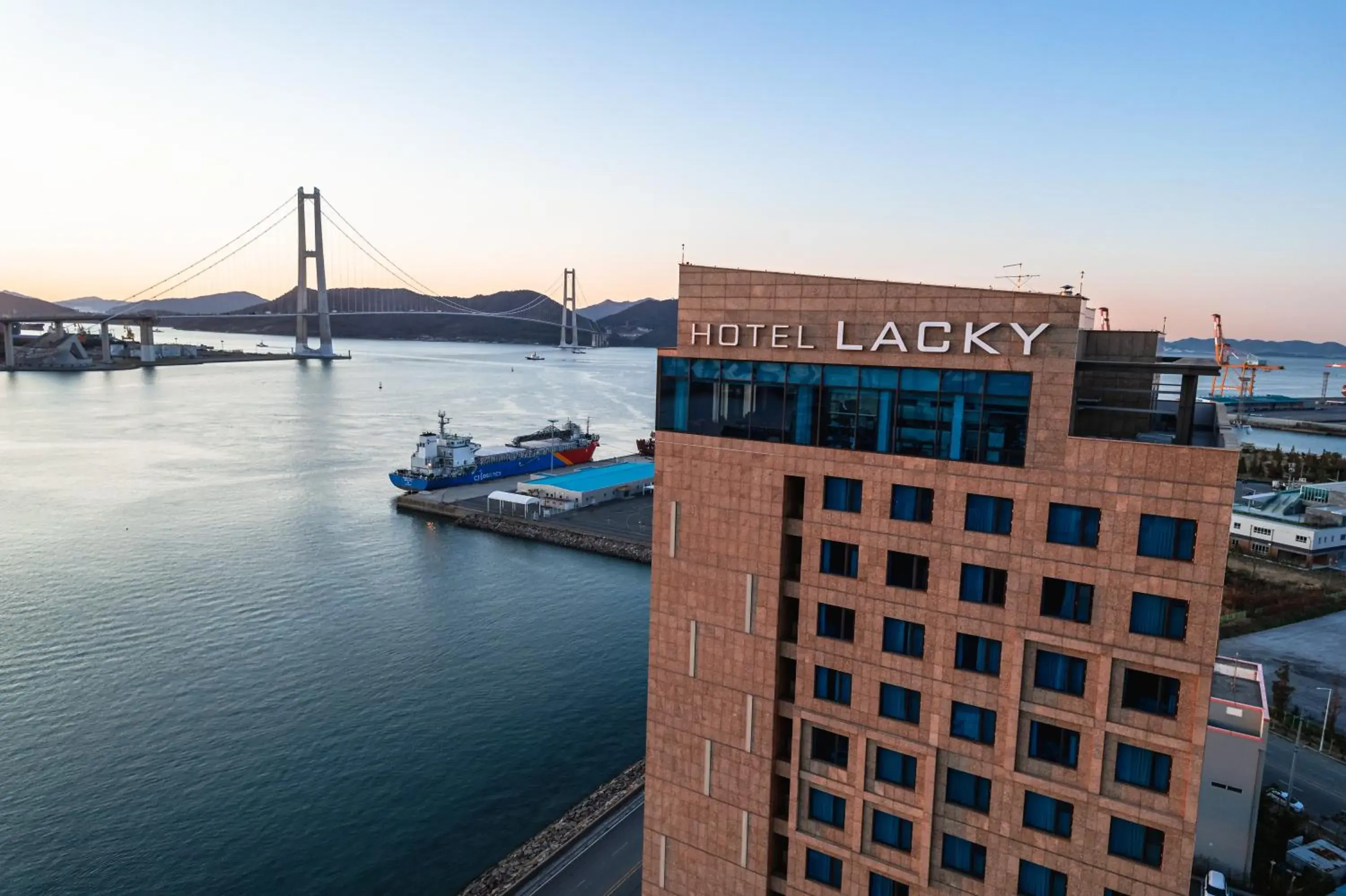 Property building in Gwangyang Lacky Hotel Property building in Gwangyang Lacky Hotel