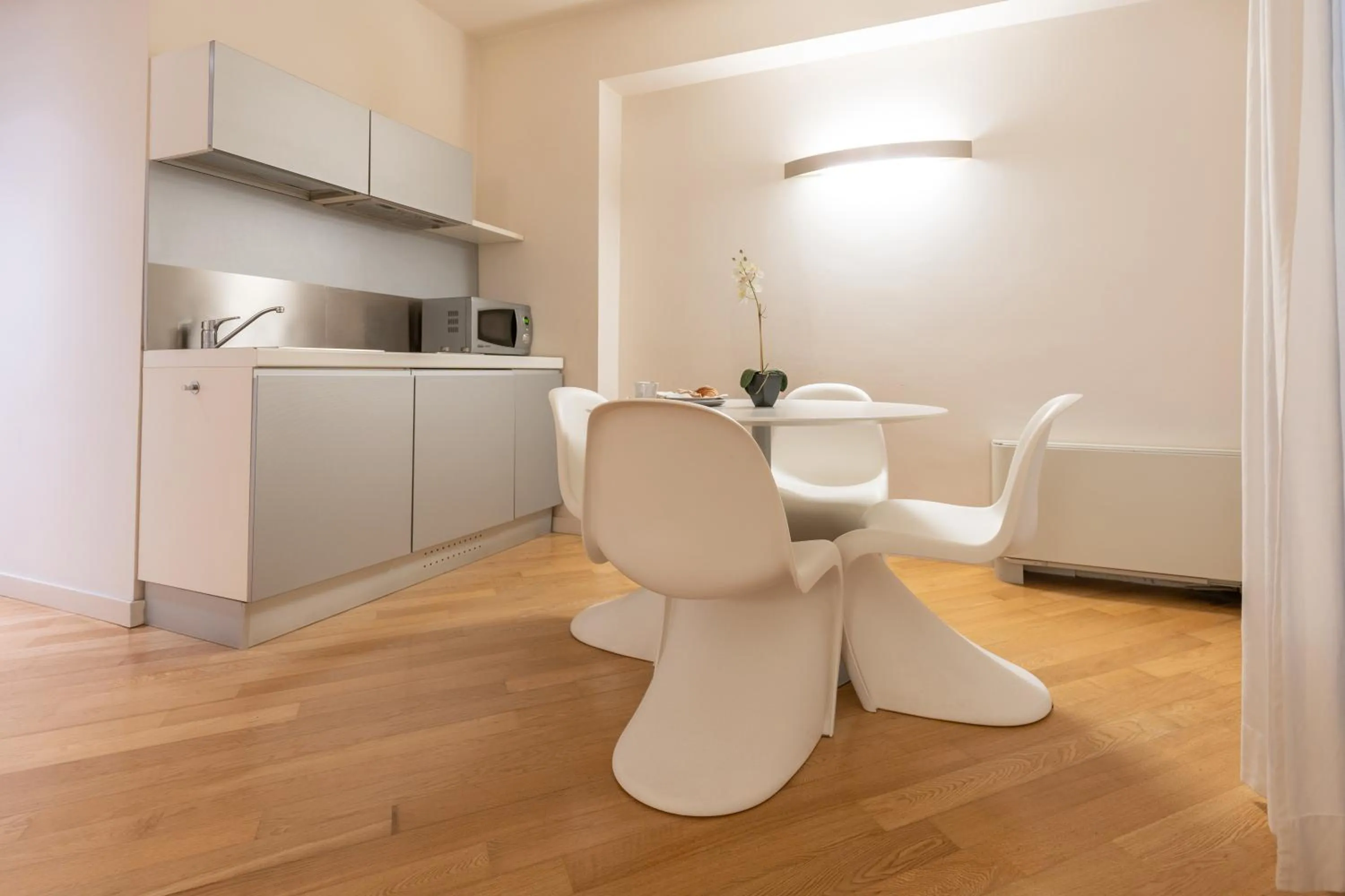 Kitchen or kitchenette in Home 15 Residence Hotel