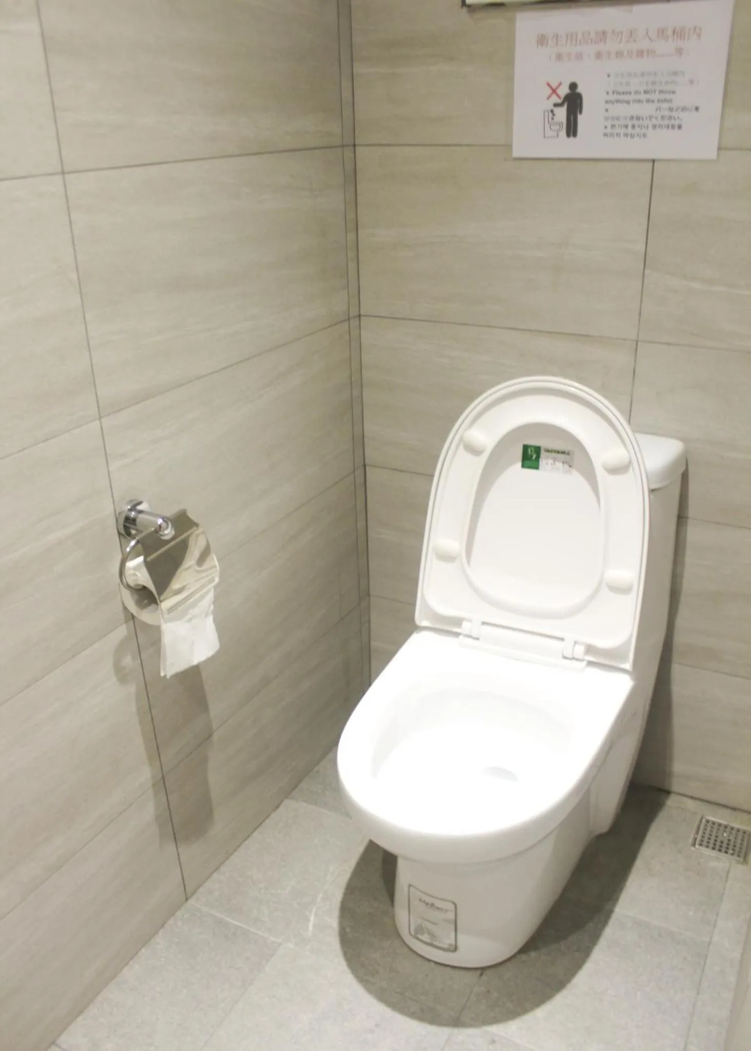 Toilet in 4Plus Hostel