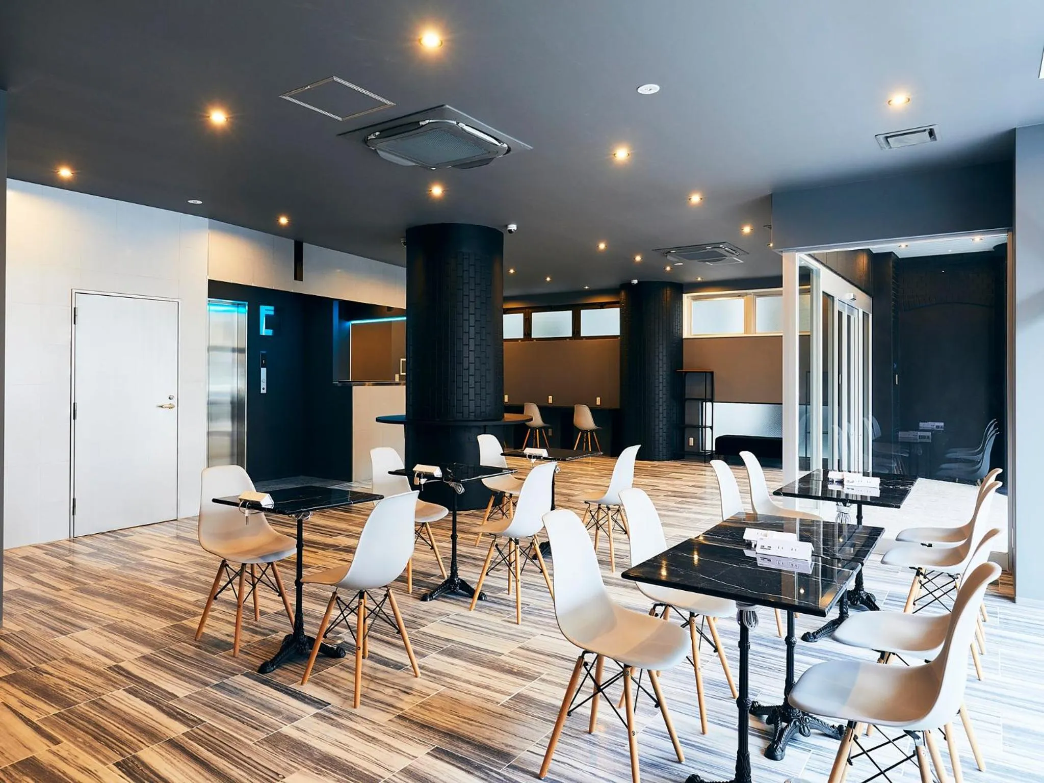 Communal lounge/ TV room in Hotel Pivot Shin-Imamiya Ekimae