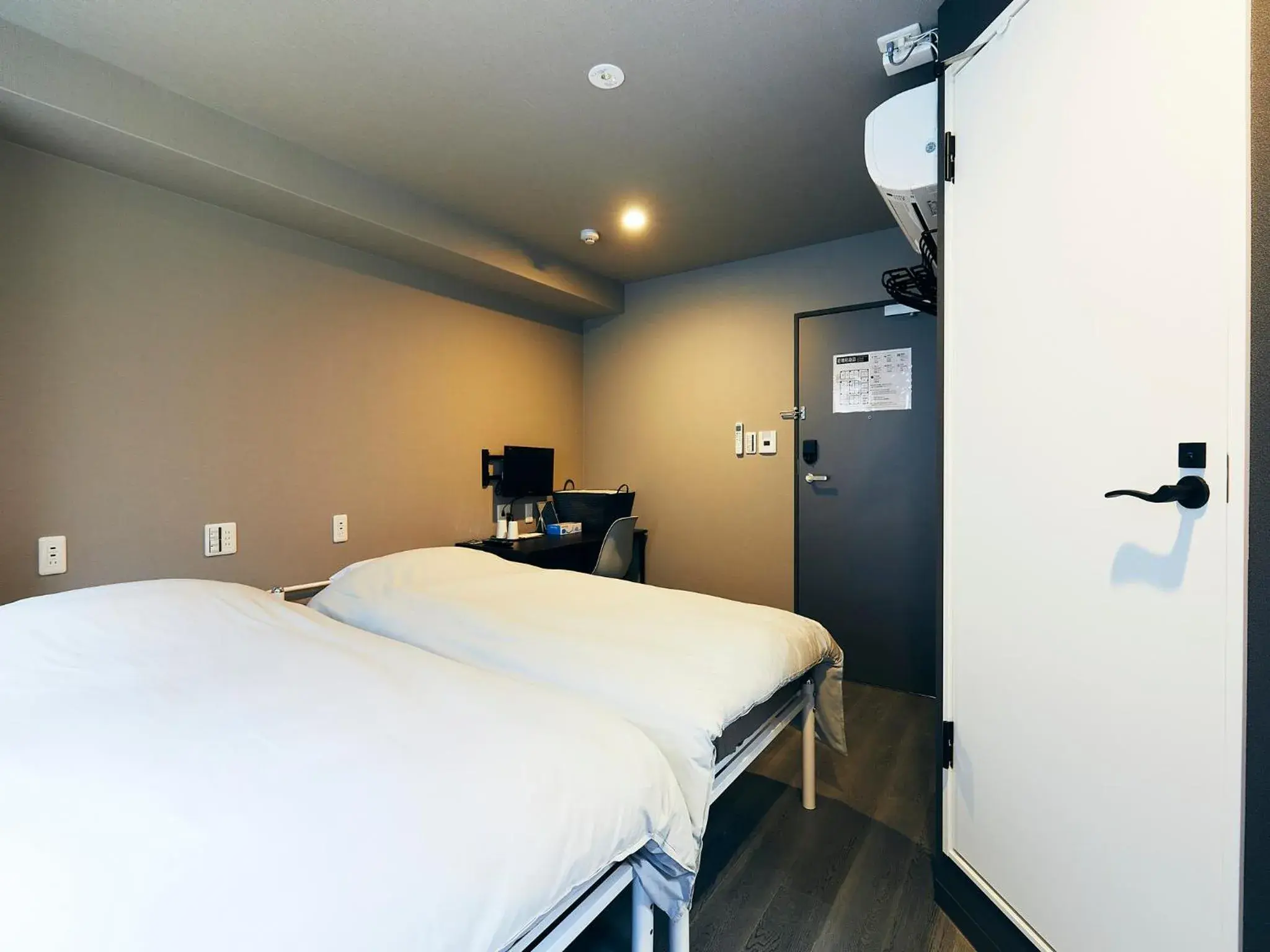 Bed in Hotel Pivot Shin-Imamiya Ekimae Bed in Hotel Pivot Shin-Imamiya Ekimae