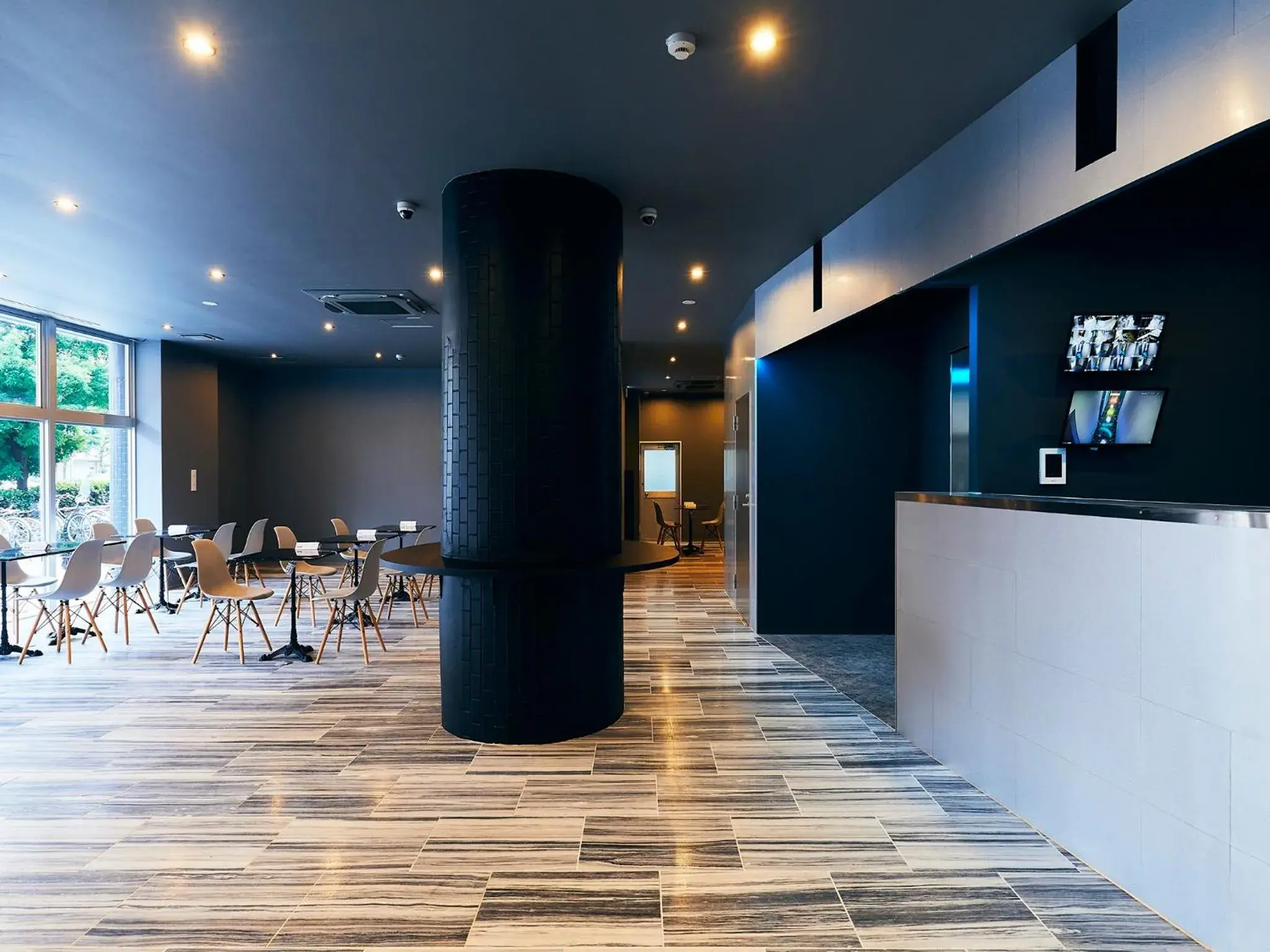 Communal lounge/ TV room in Hotel Pivot Shin-Imamiya Ekimae Communal lounge/ TV room in Hotel Pivot Shin-Imamiya Ekimae