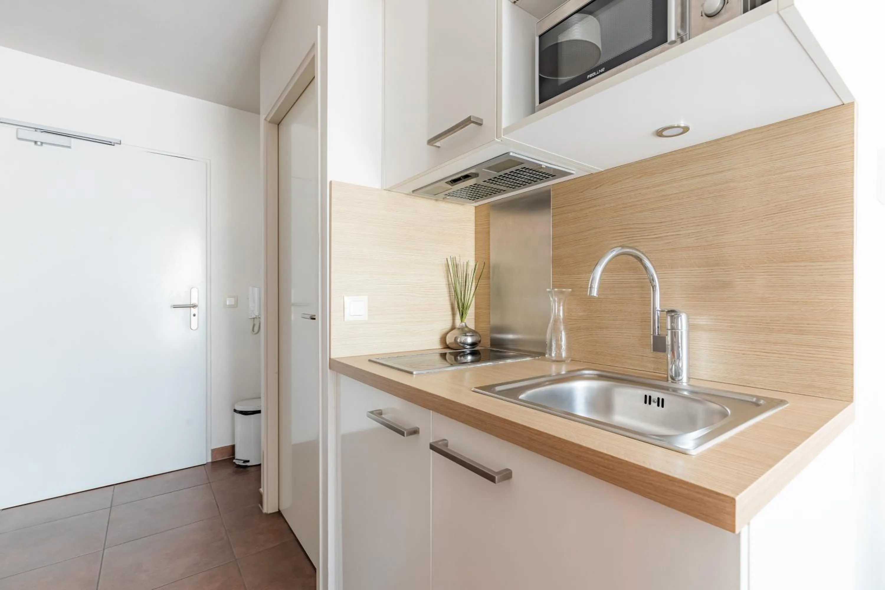 Kitchen or kitchenette in Appart'City Confort Bordeaux Chartrons