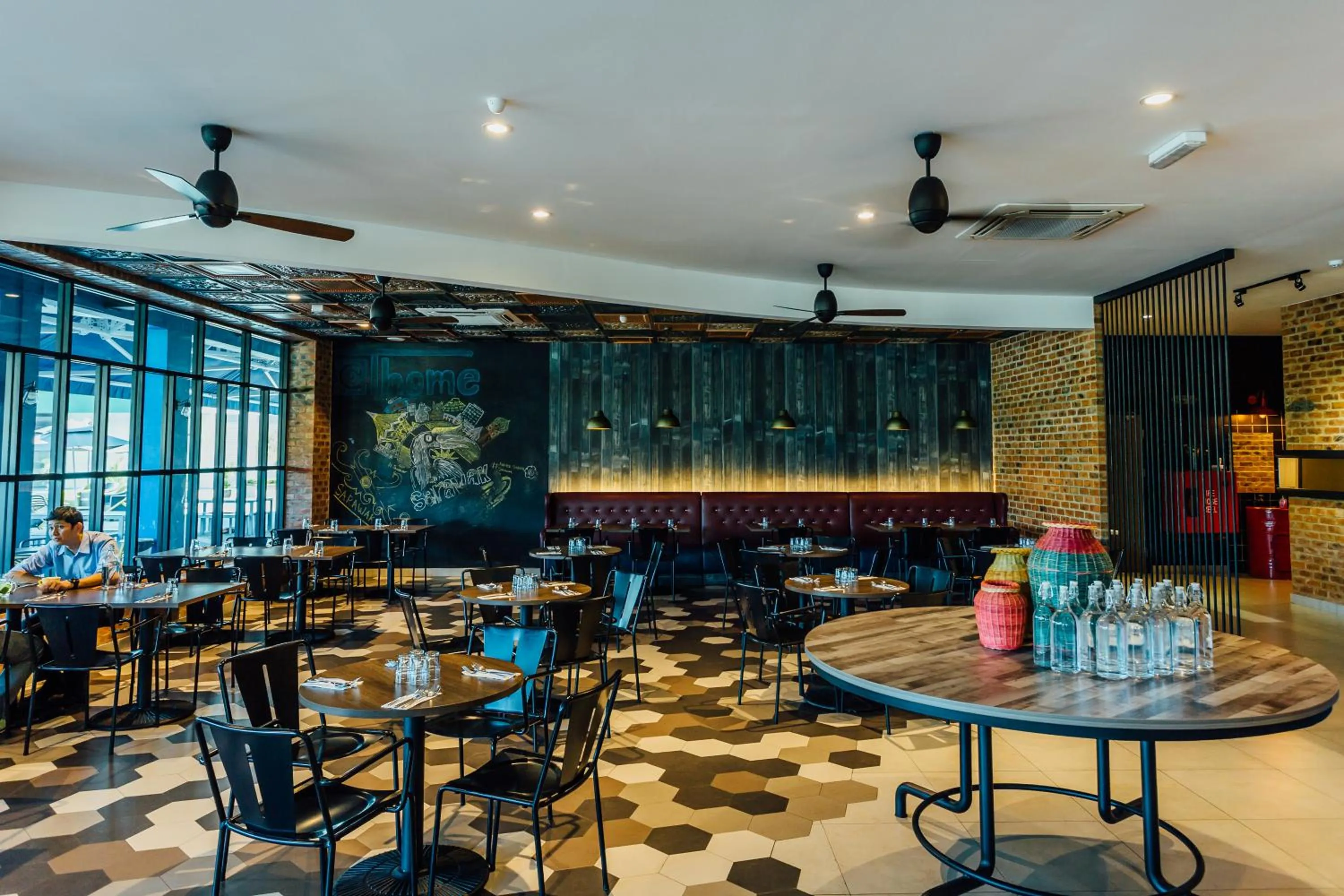 Restaurant/places to eat in Athome Boutique Hotel