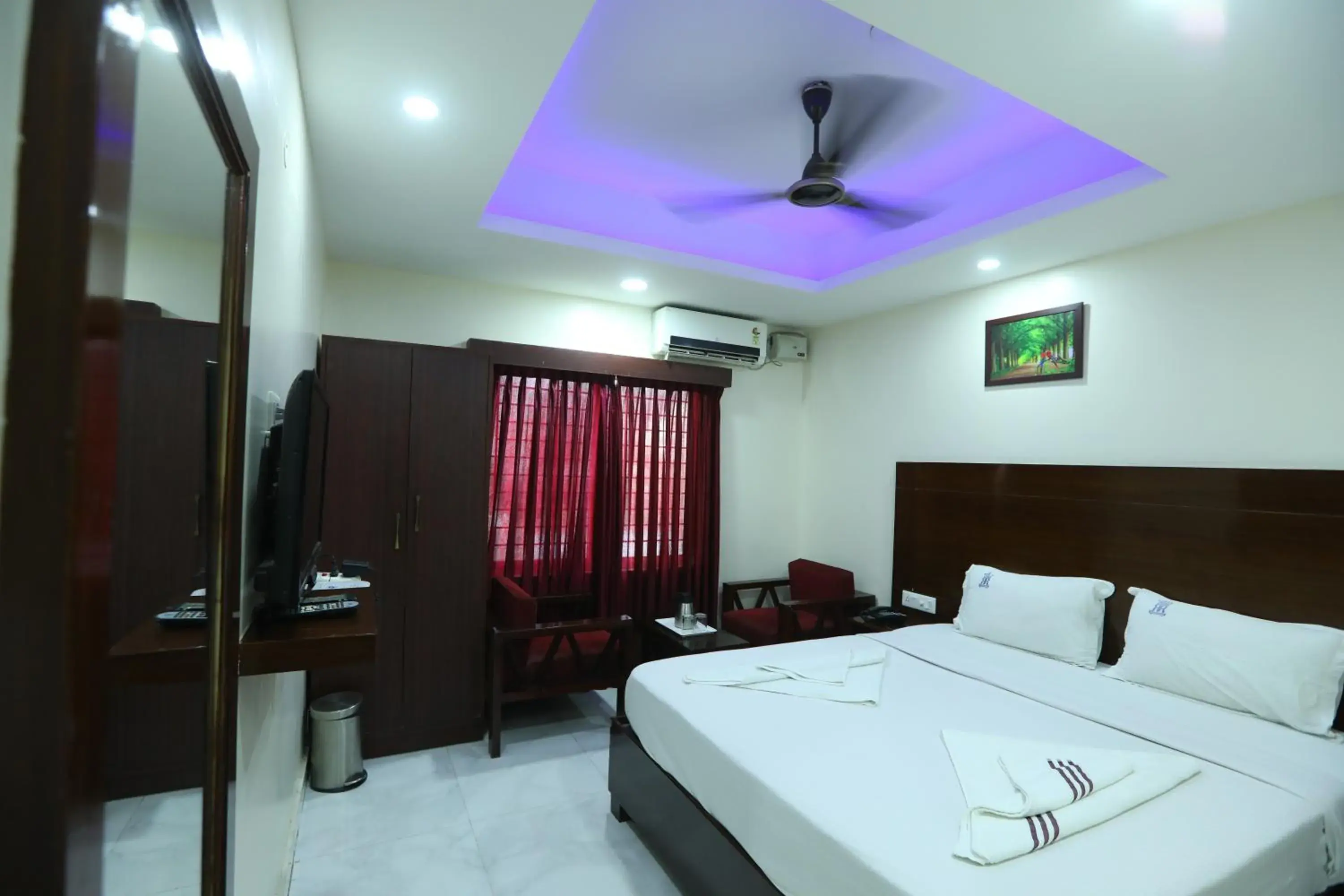 Deluxe King Room (A/C) - single occupancy in Hotel RR International Deluxe King Room (A/C) - single occupancy in Hotel RR International