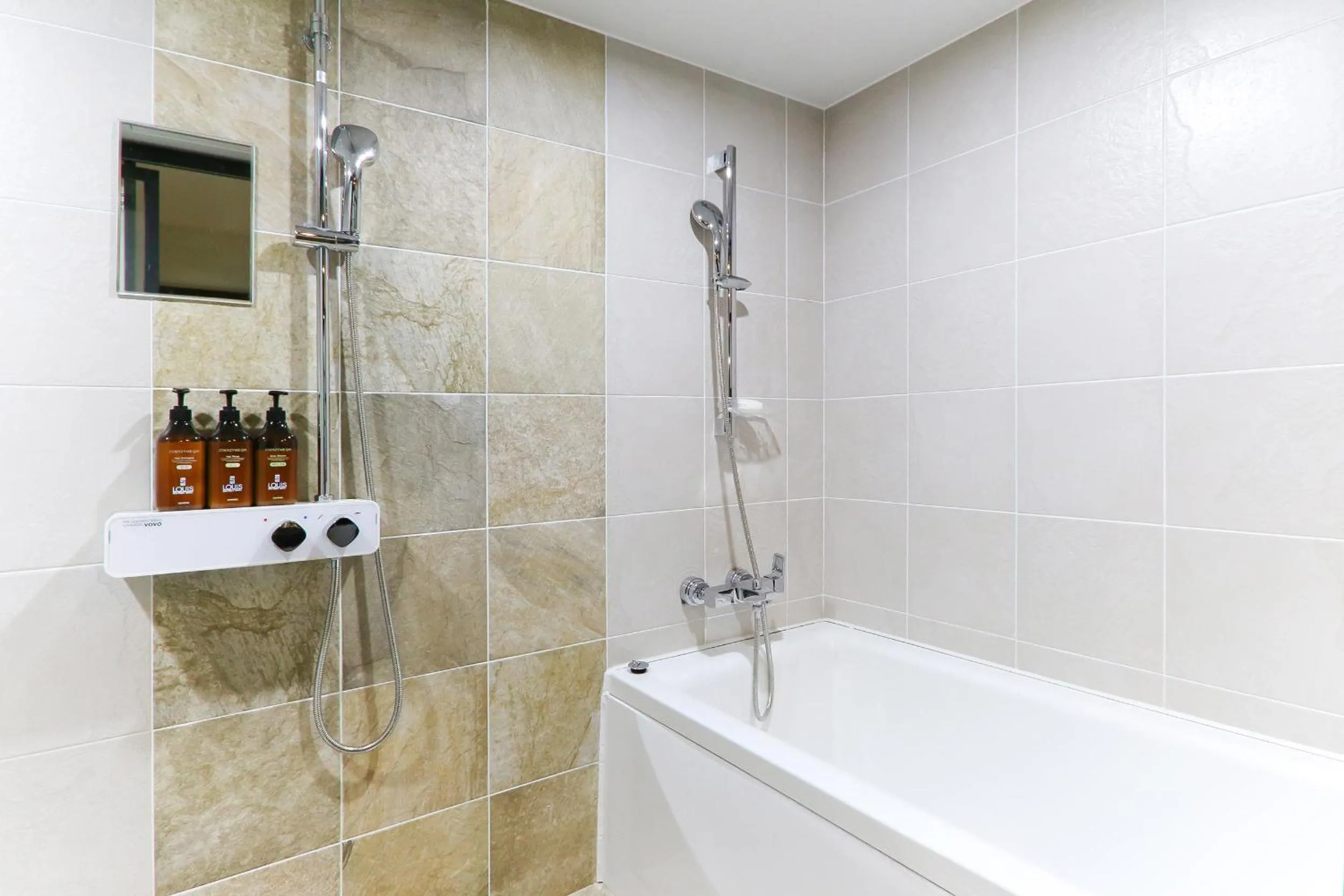 Shower in Louis Hotel