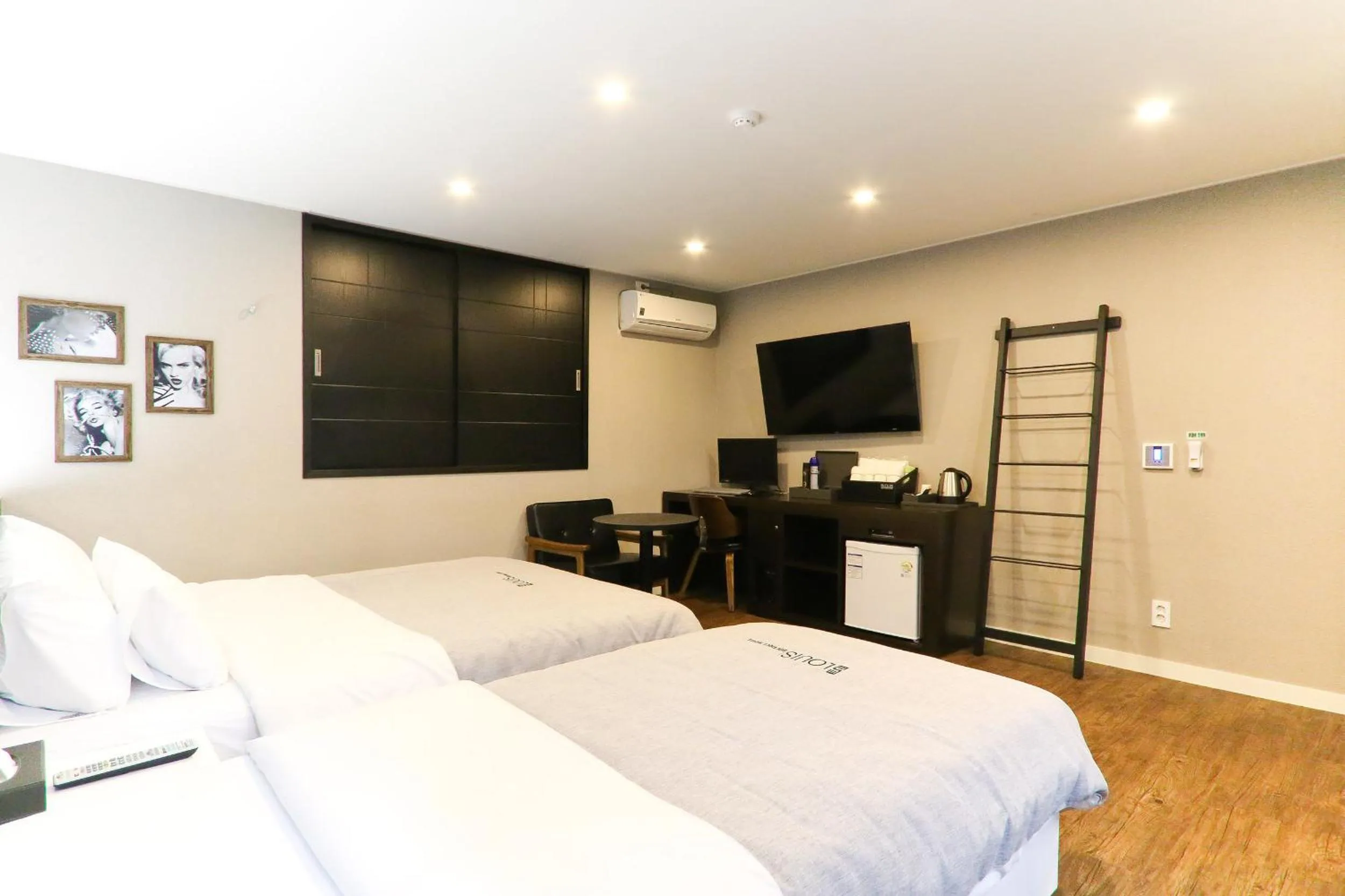 Photo of the whole room, Bed in Louis Hotel