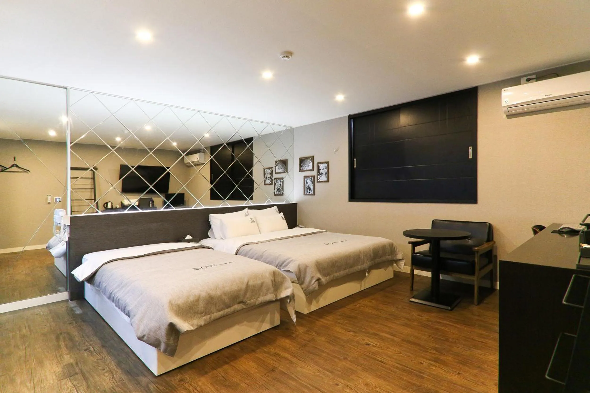 Photo of the whole room, Bed in Louis Hotel