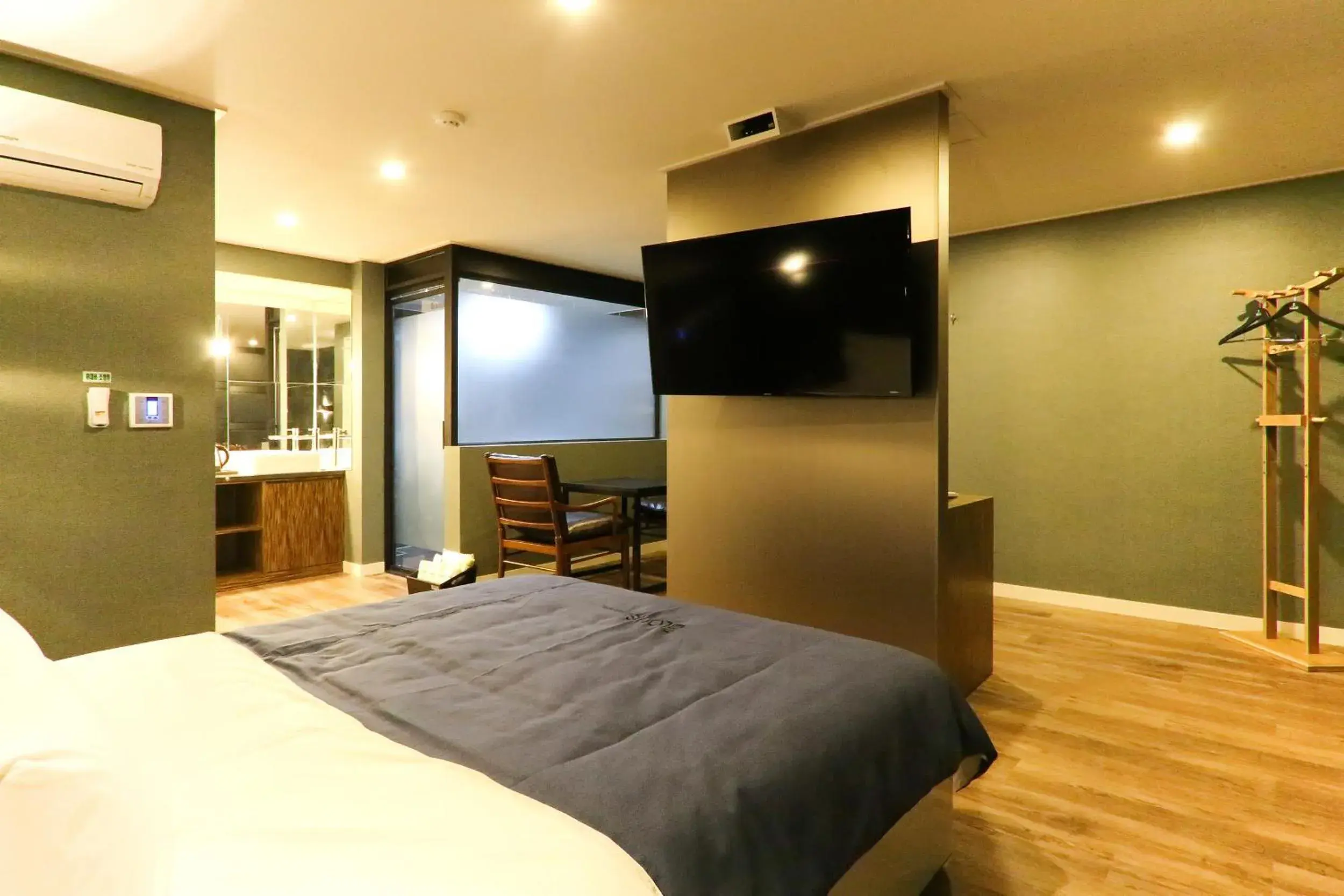 Photo of the whole room, Bed in Louis Hotel Photo of the whole room, Bed in Louis Hotel