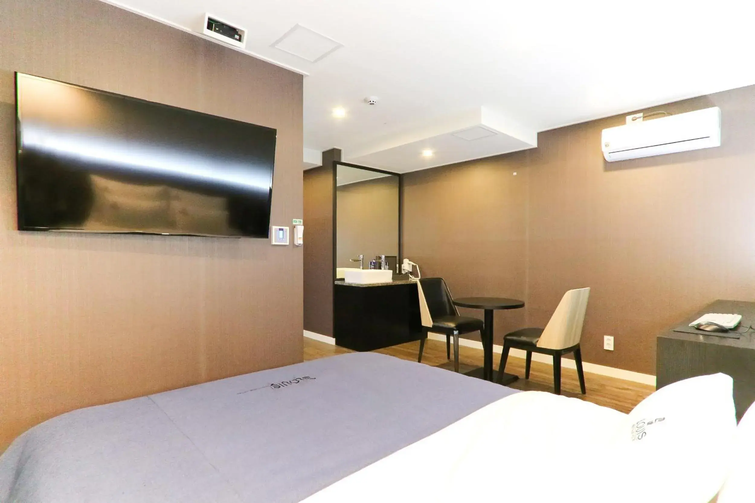 Photo of the whole room, Bed in Louis Hotel Photo of the whole room, Bed in Louis Hotel