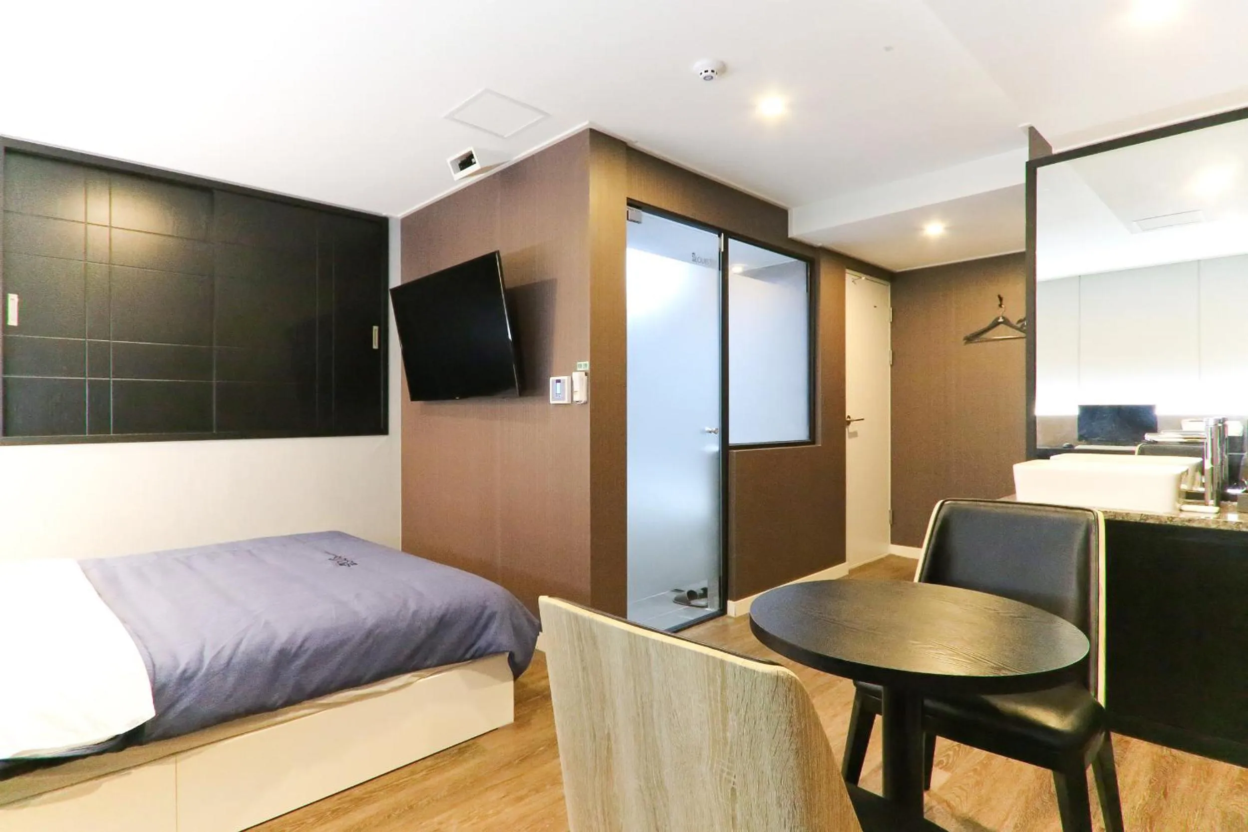 Photo of the whole room, Bed in Louis Hotel