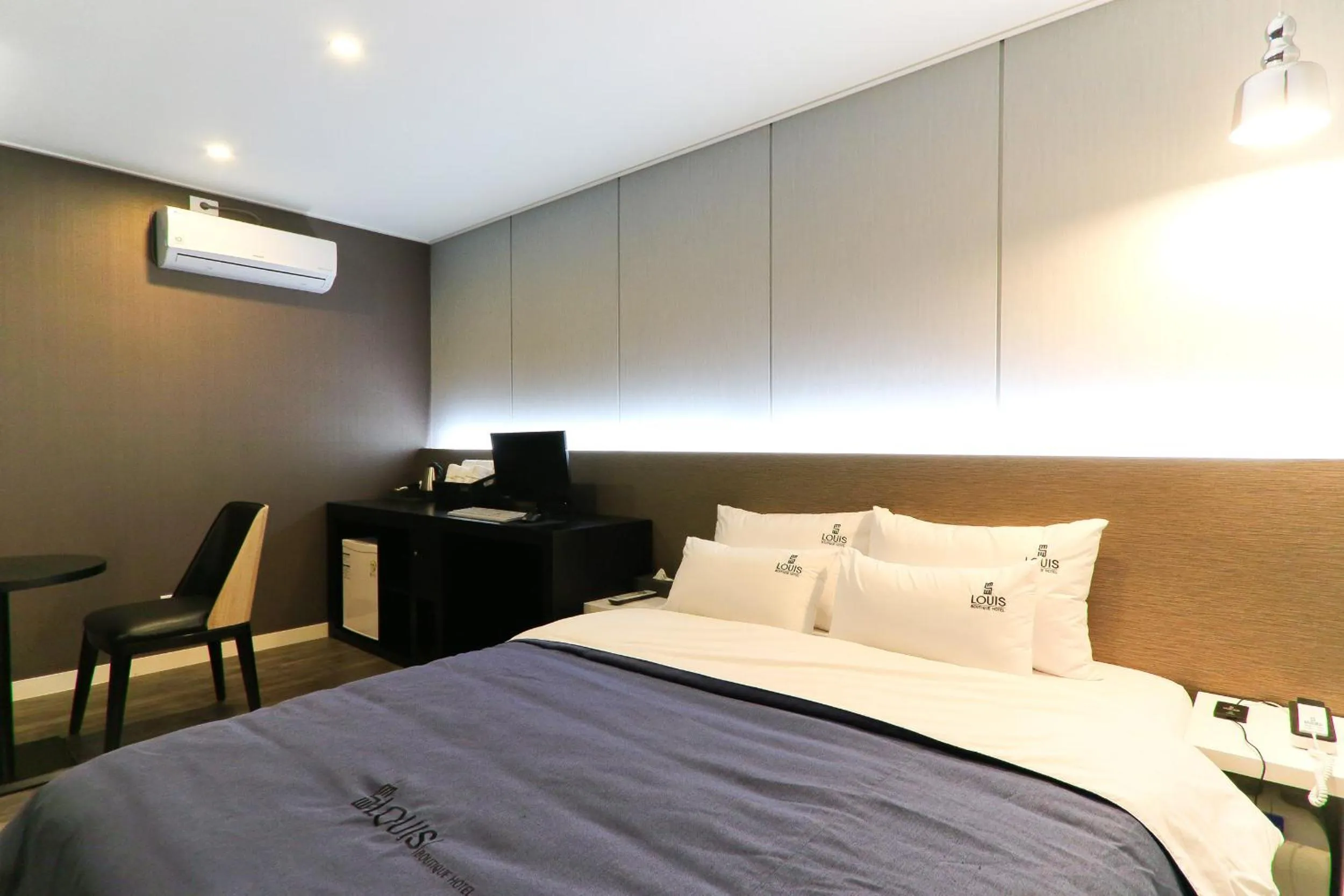 Photo of the whole room, Bed in Louis Hotel