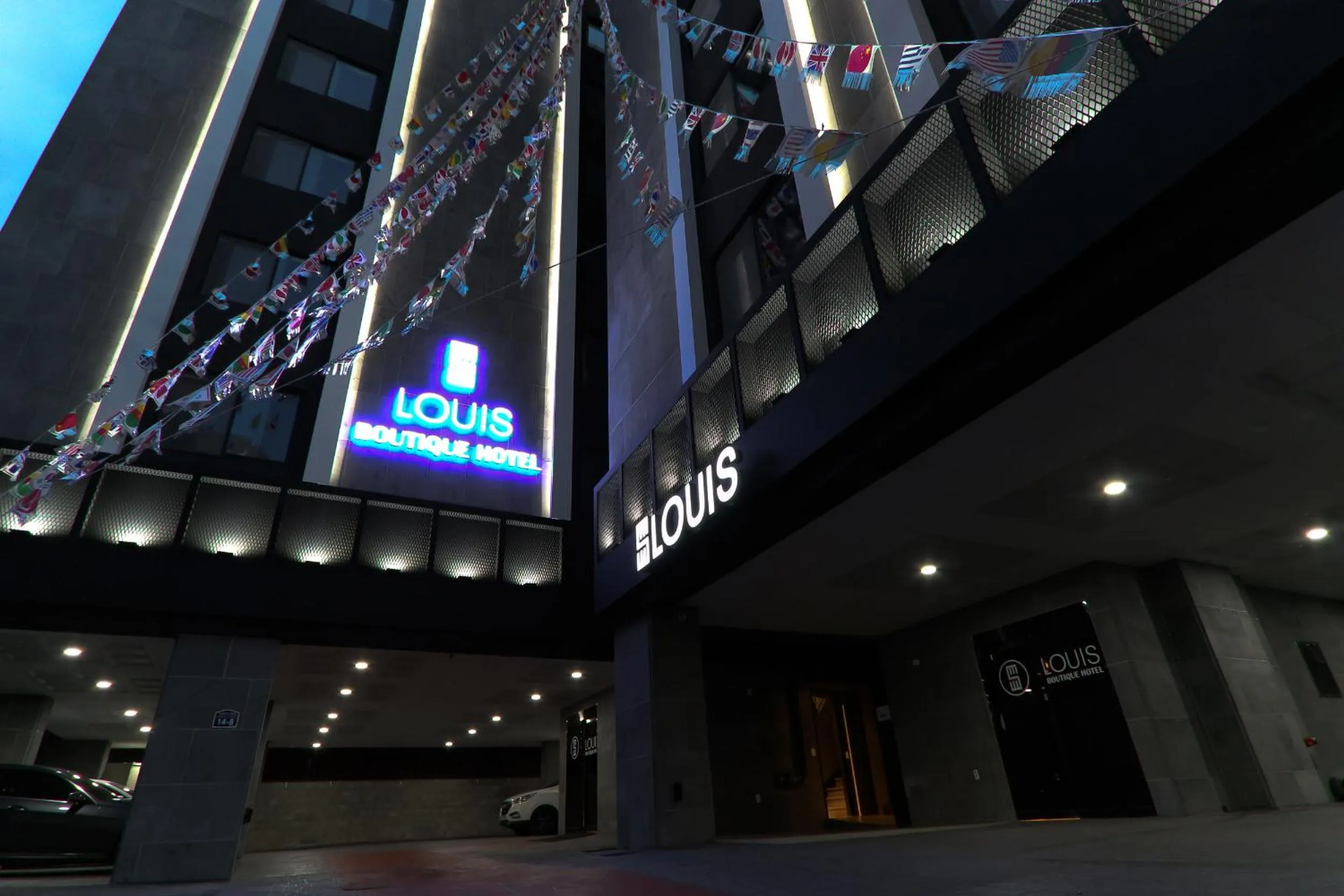 Facade/entrance in Louis Hotel