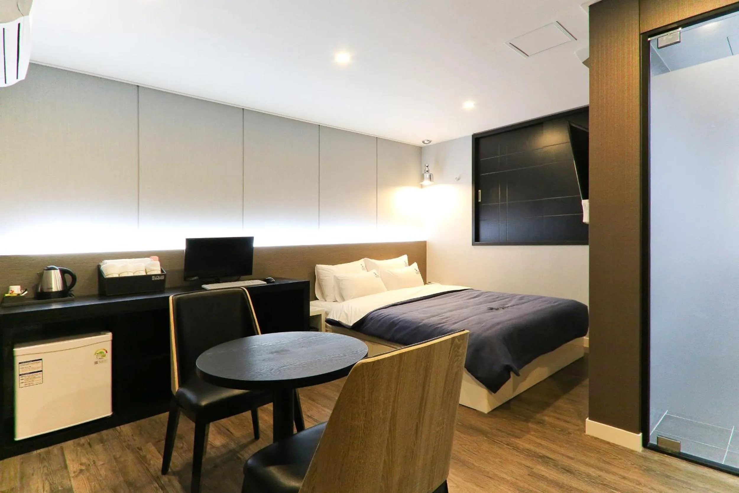 Photo of the whole room, Bed in Louis Hotel