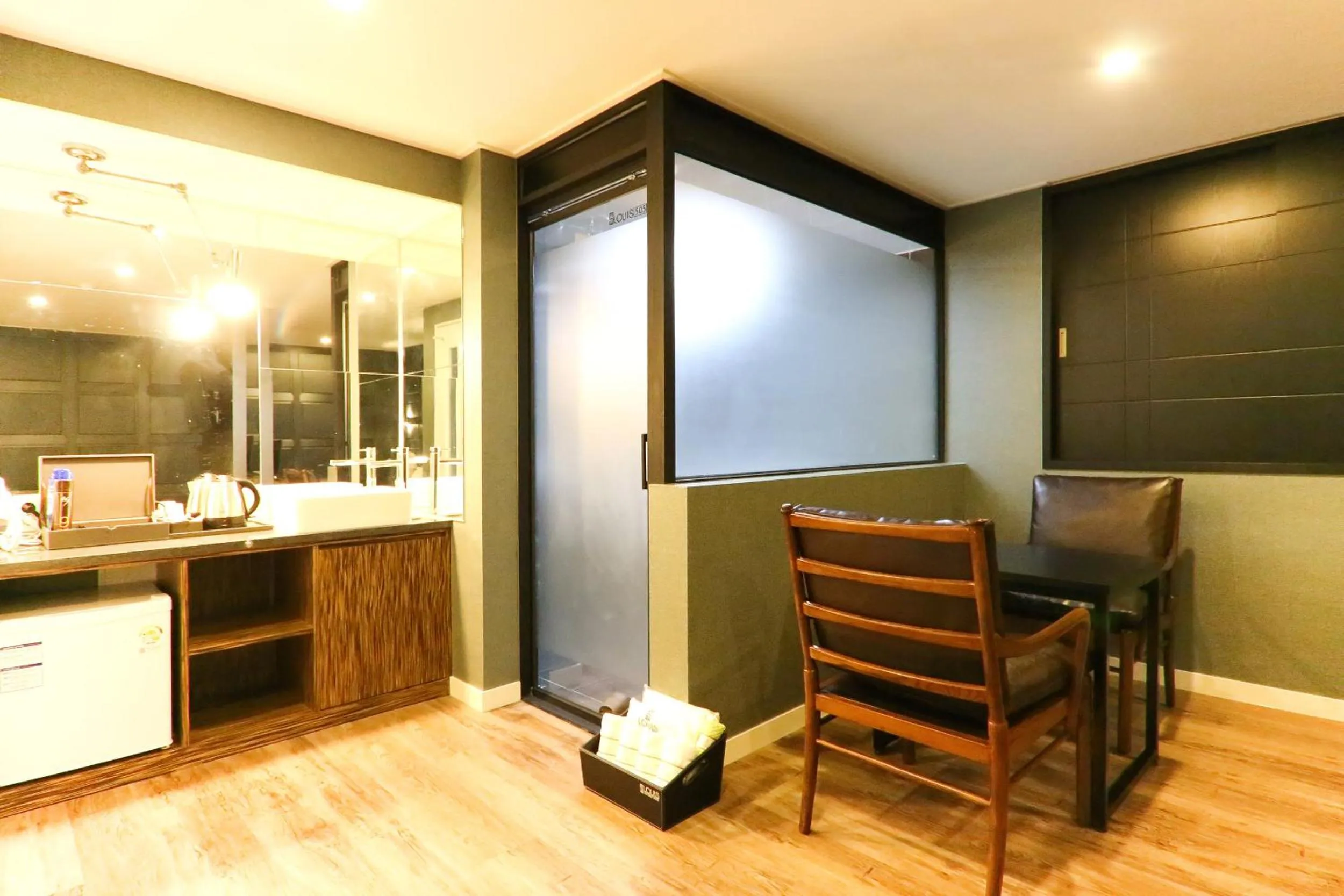 Dining area in Louis Hotel