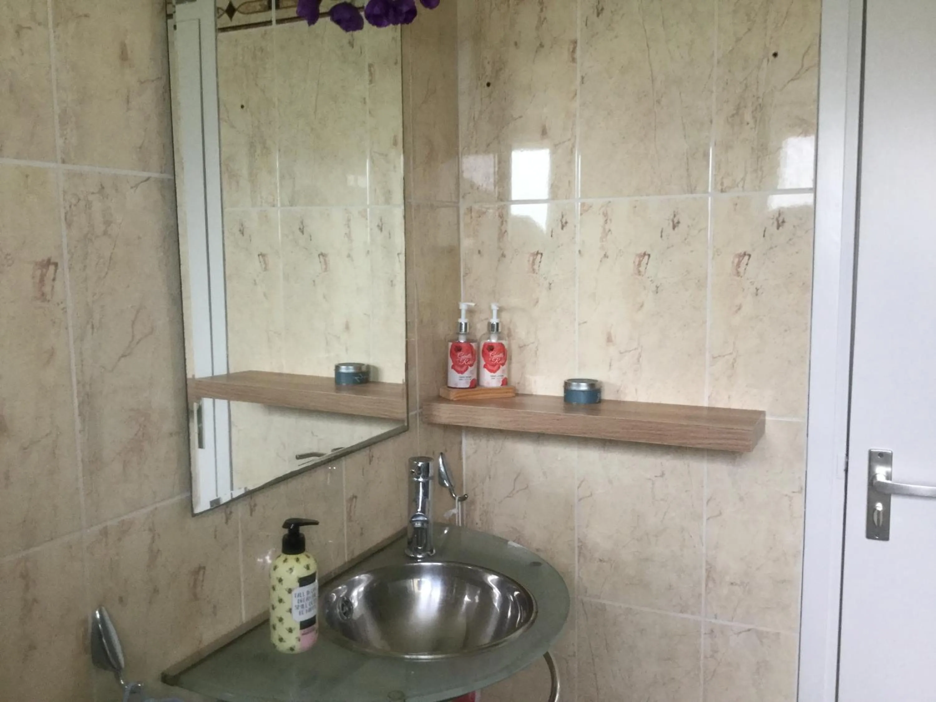 Bathroom in Bed and Breakfast Ineke en John