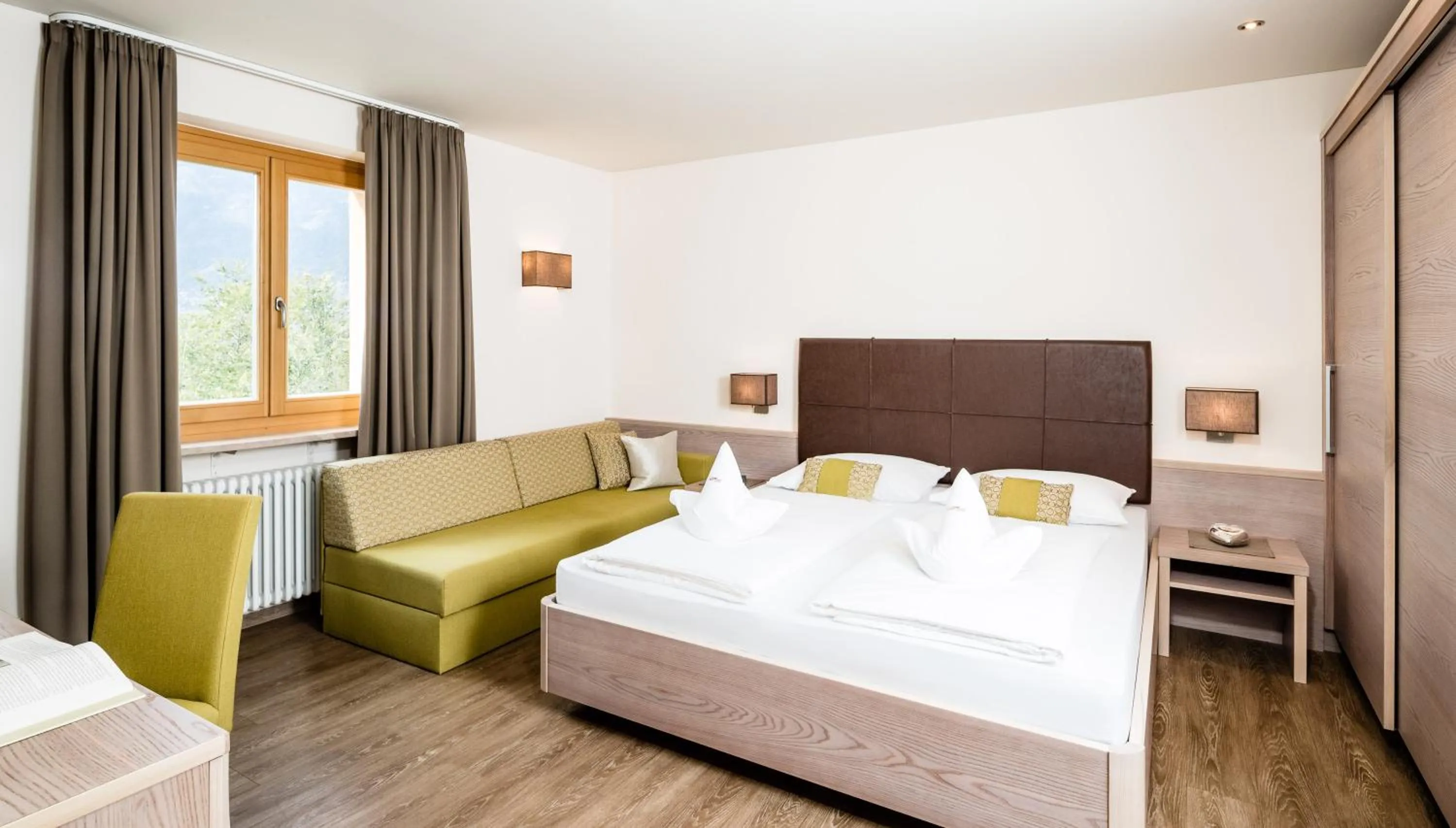 Photo of the whole room, Bed in Astor Hotel