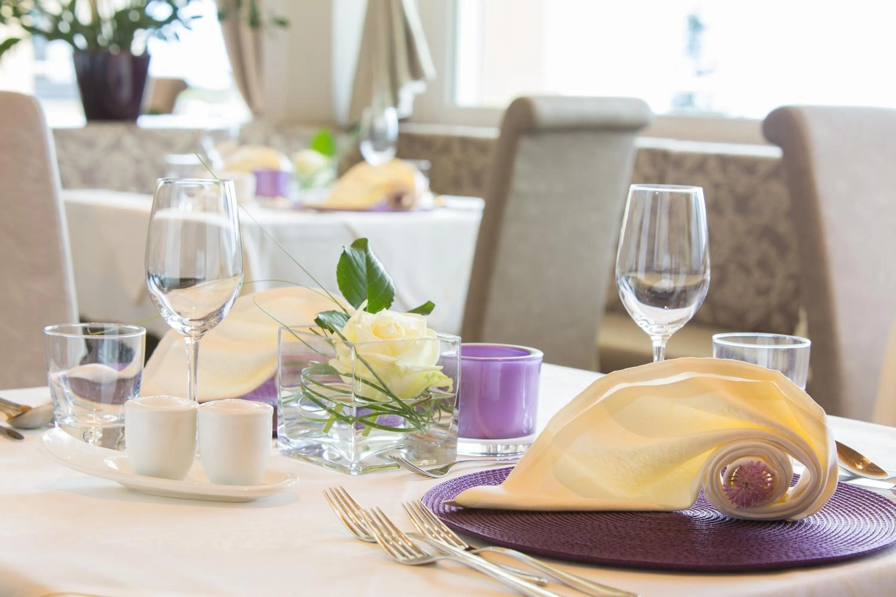 Restaurant/places to eat in Astor Hotel