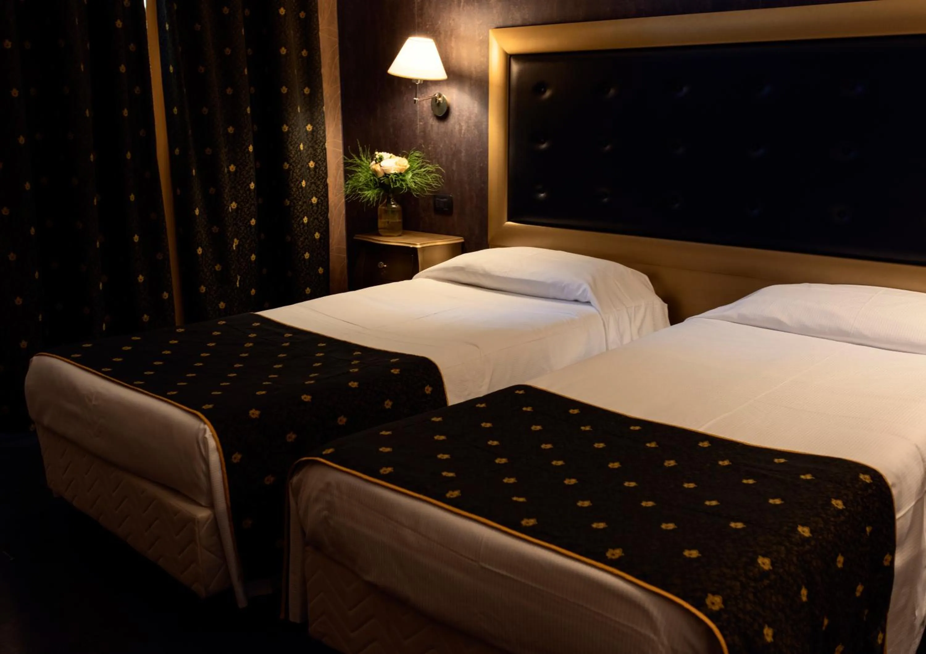 Bed in Hotel - Motel Flower