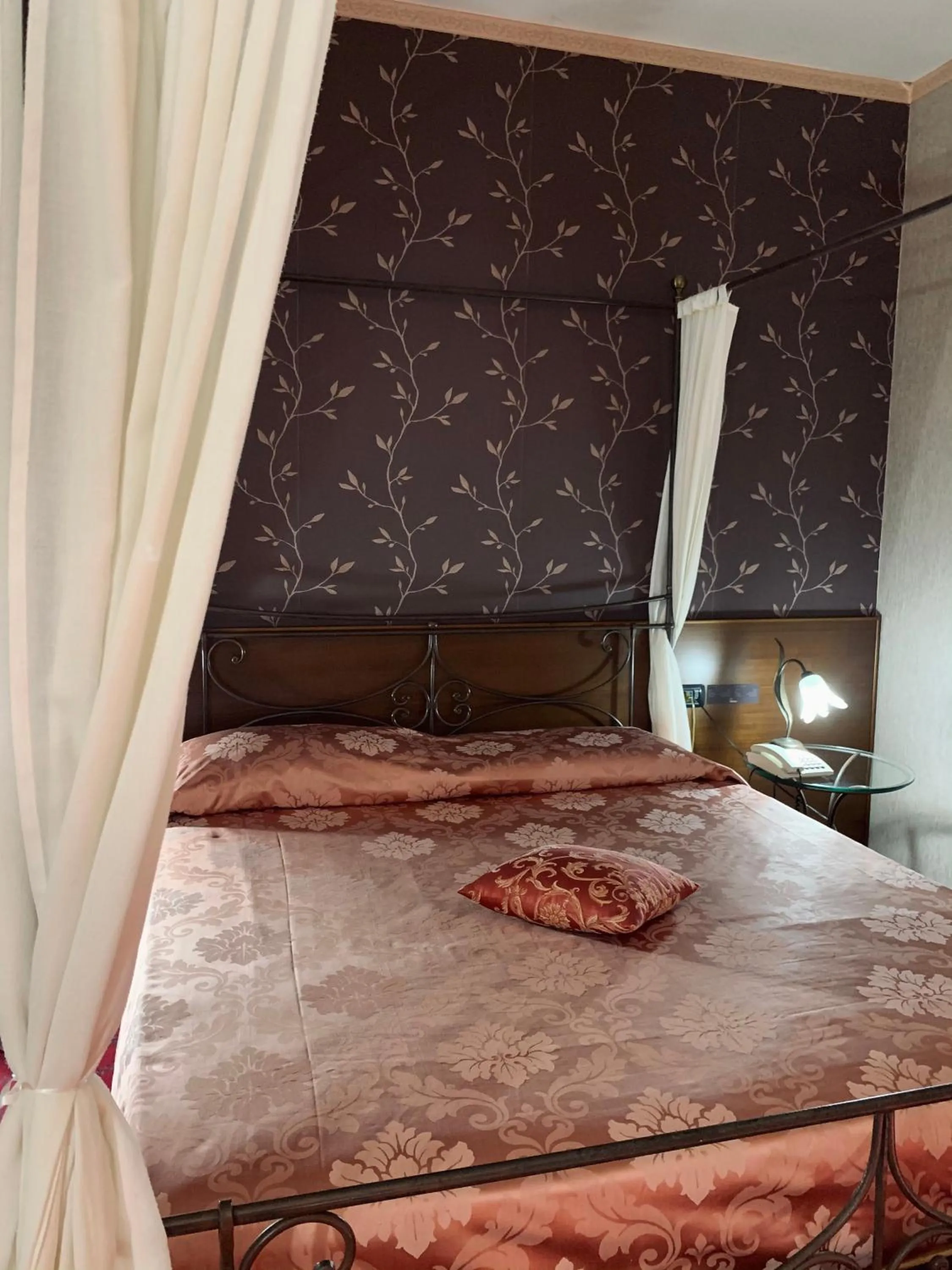 Bed in Hotel - Motel Flower