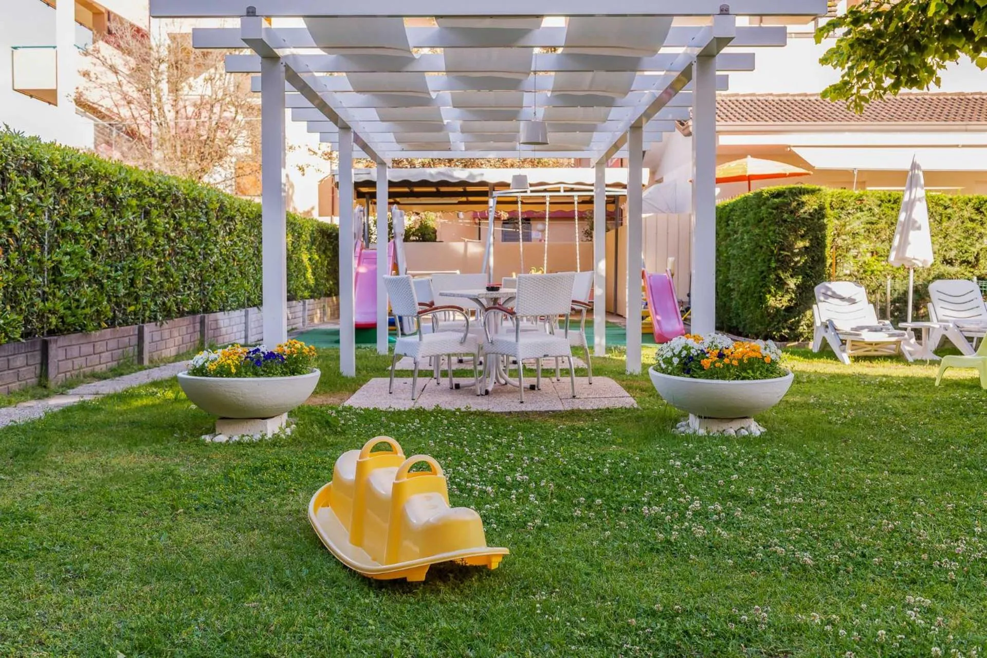 children in Hotel Apollo