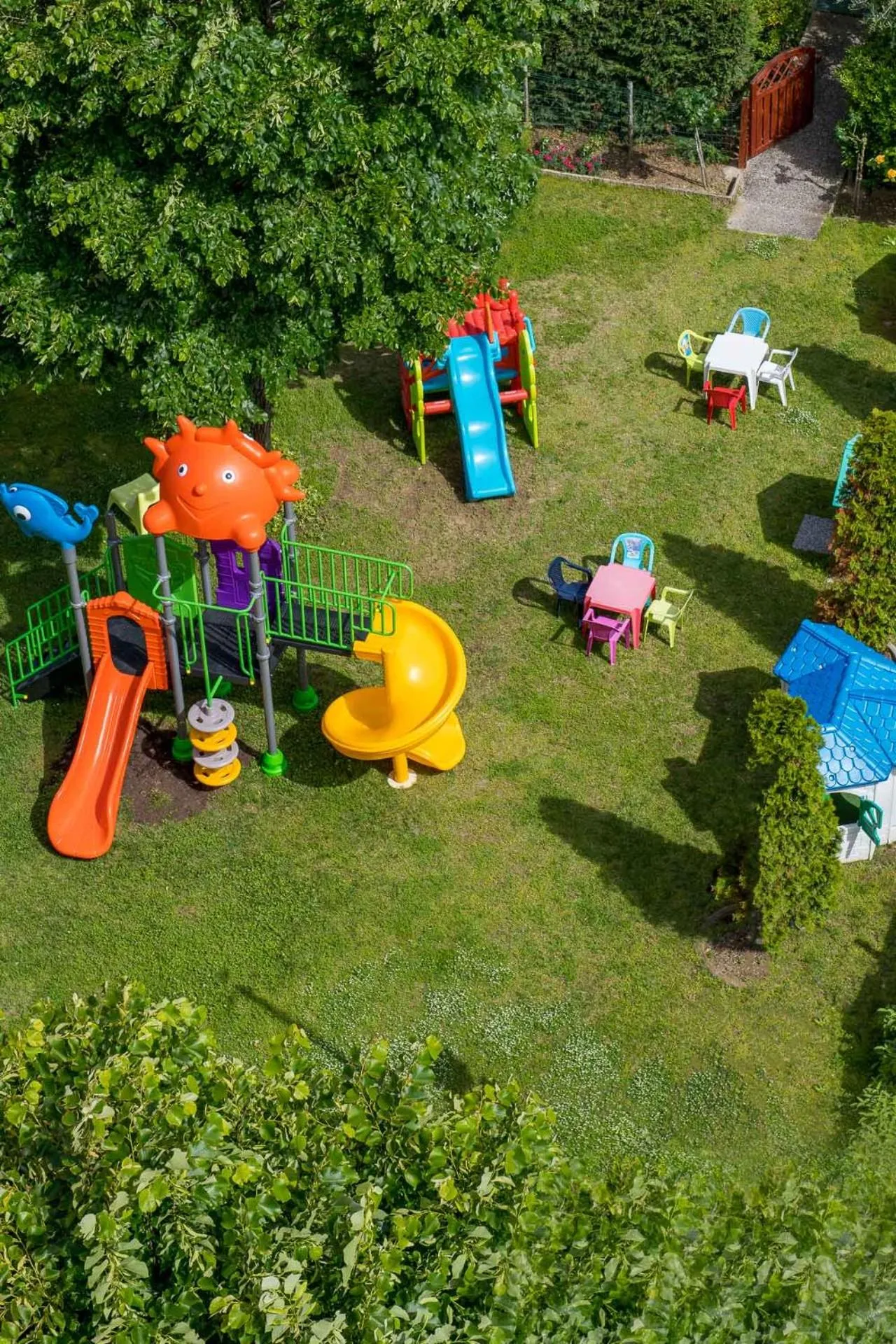 children in Hotel Apollo