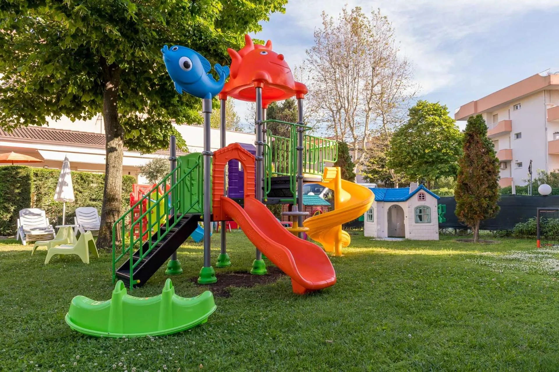 children in Hotel Apollo