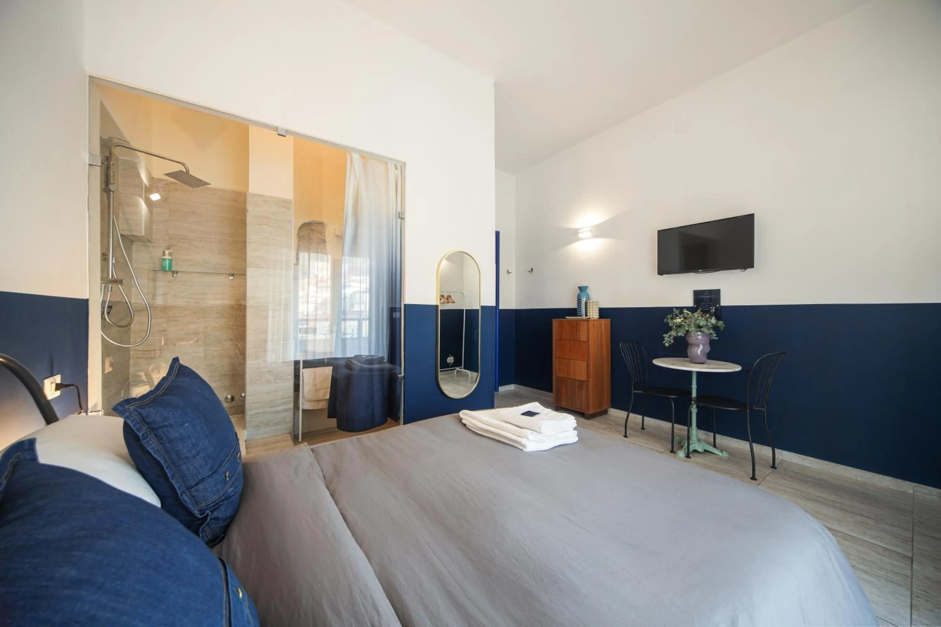 Photo of the whole room, Bed in Salotto Borbonico