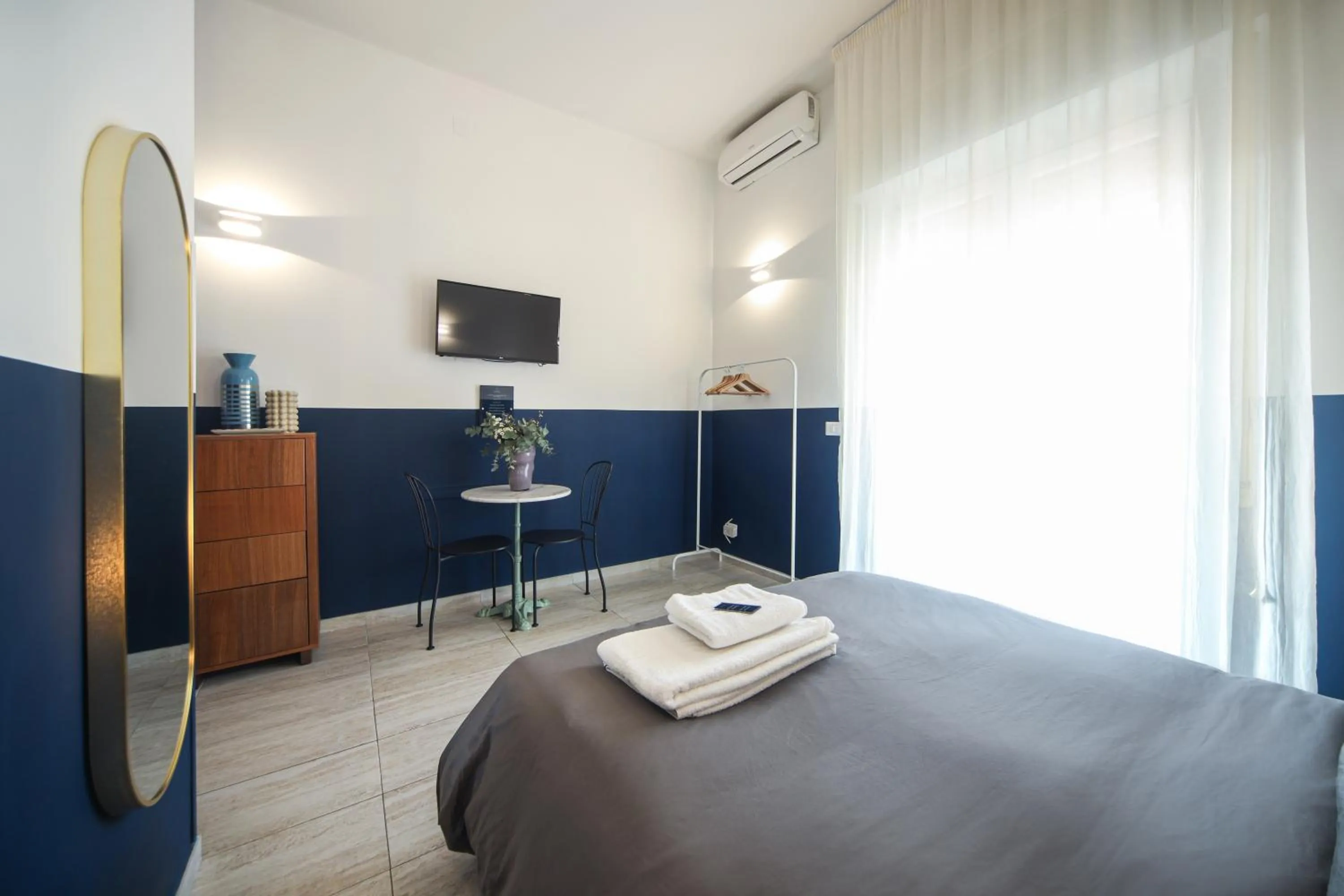 Photo of the whole room, Bed in Salotto Borbonico