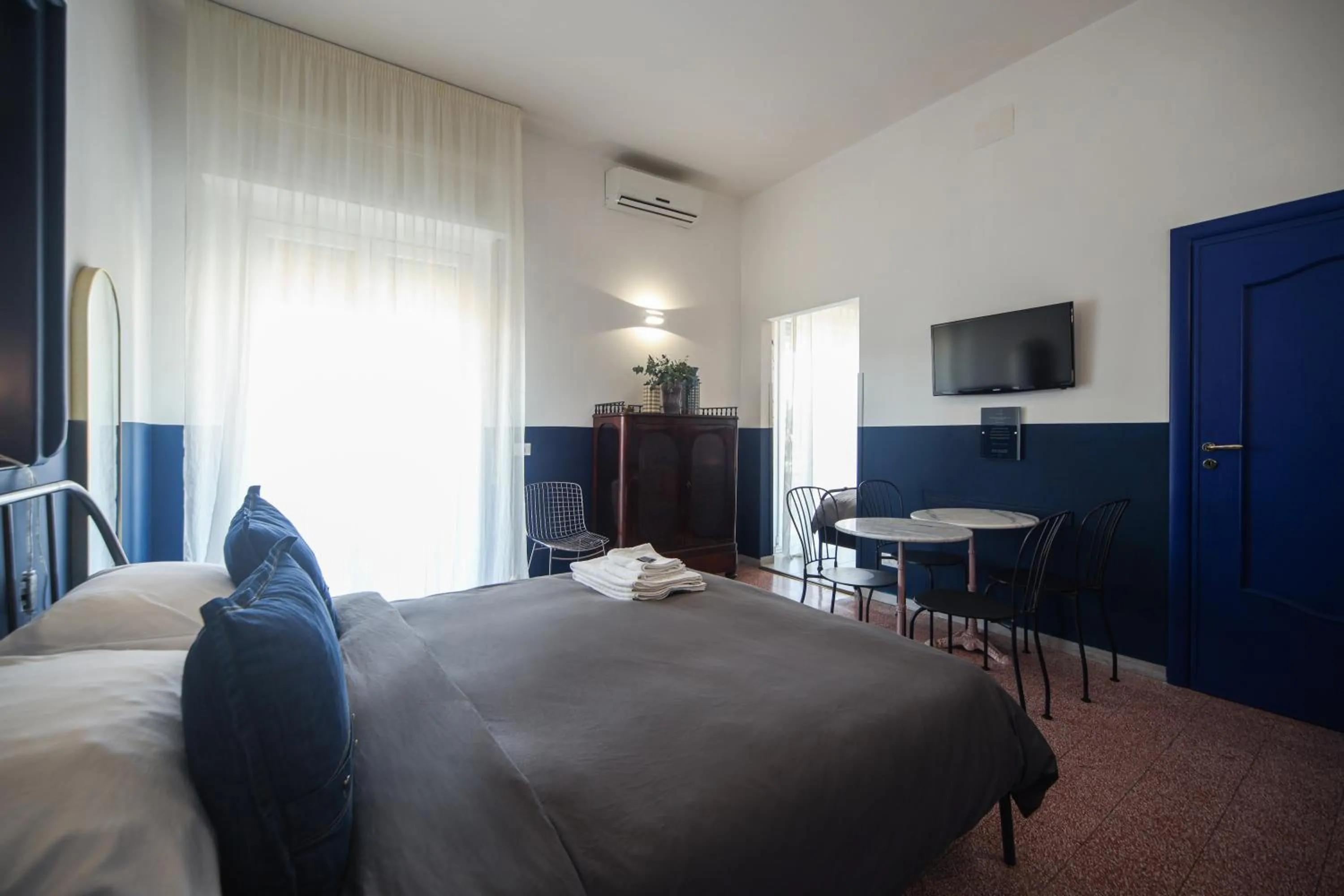 Photo of the whole room, Bed in Salotto Borbonico