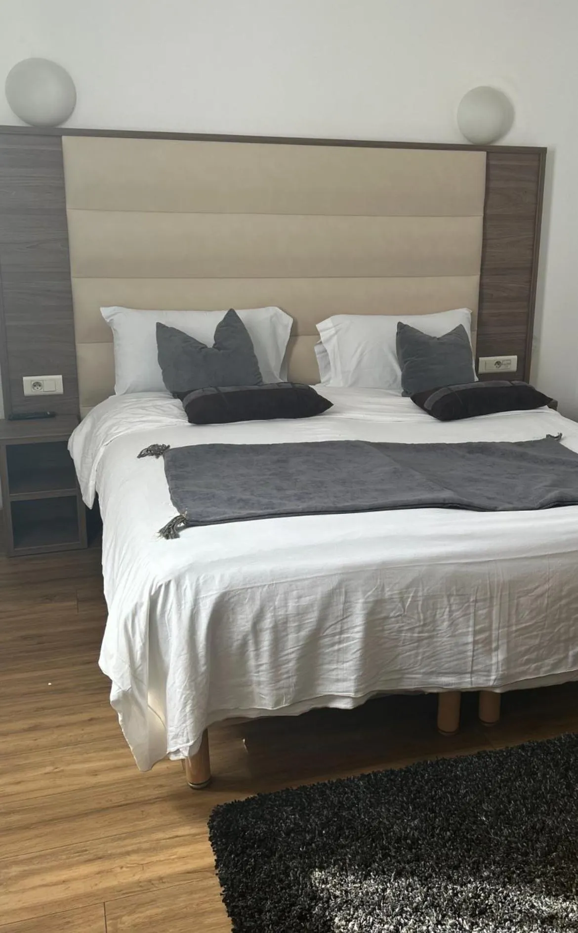 Bed in Le Clémenceau Hôtel et Appart 'hôtel "Gare Sncf" centre ville