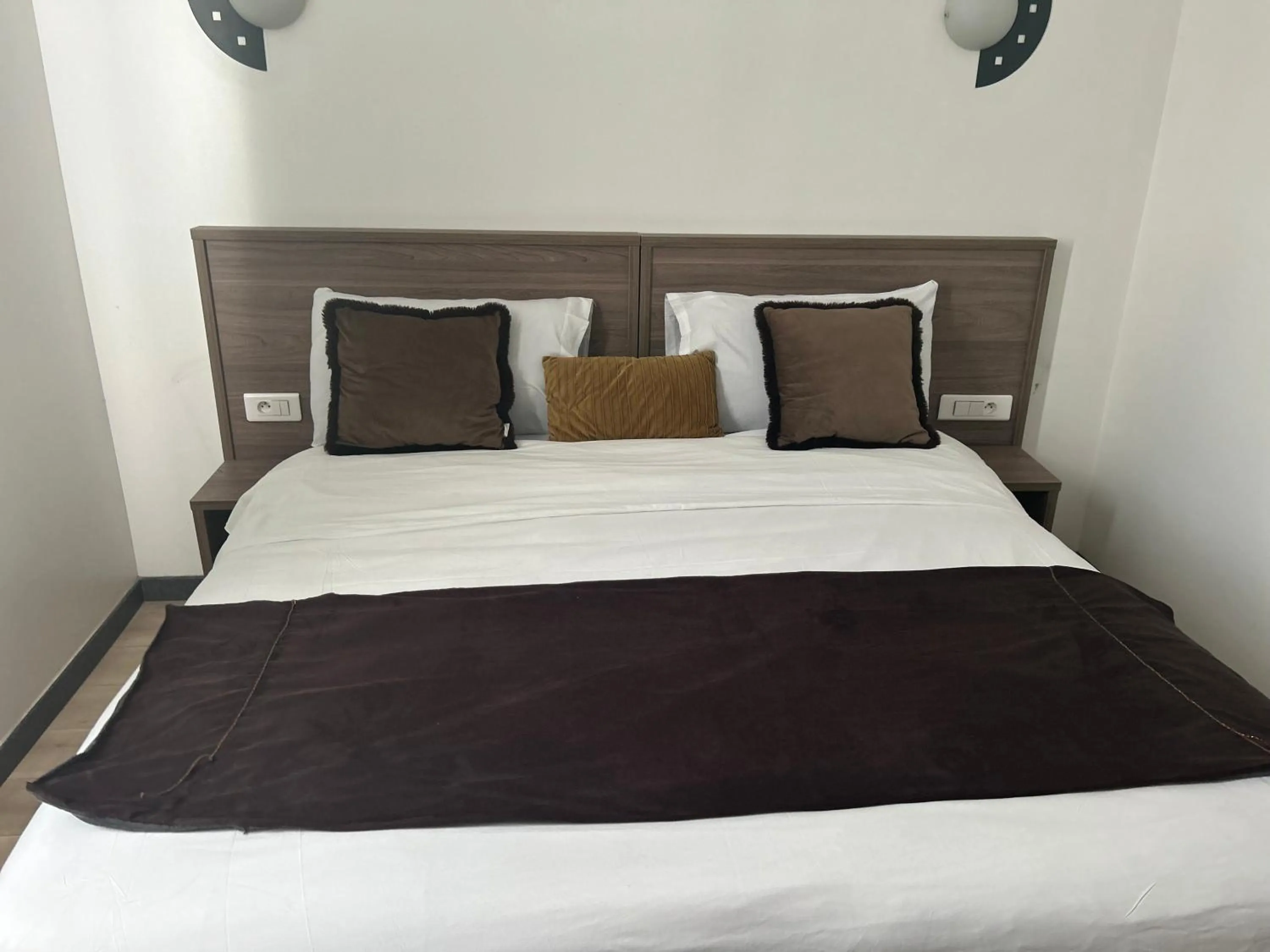 Bed in Le Clémenceau Hôtel et Appart 'hôtel "Gare Sncf" centre ville