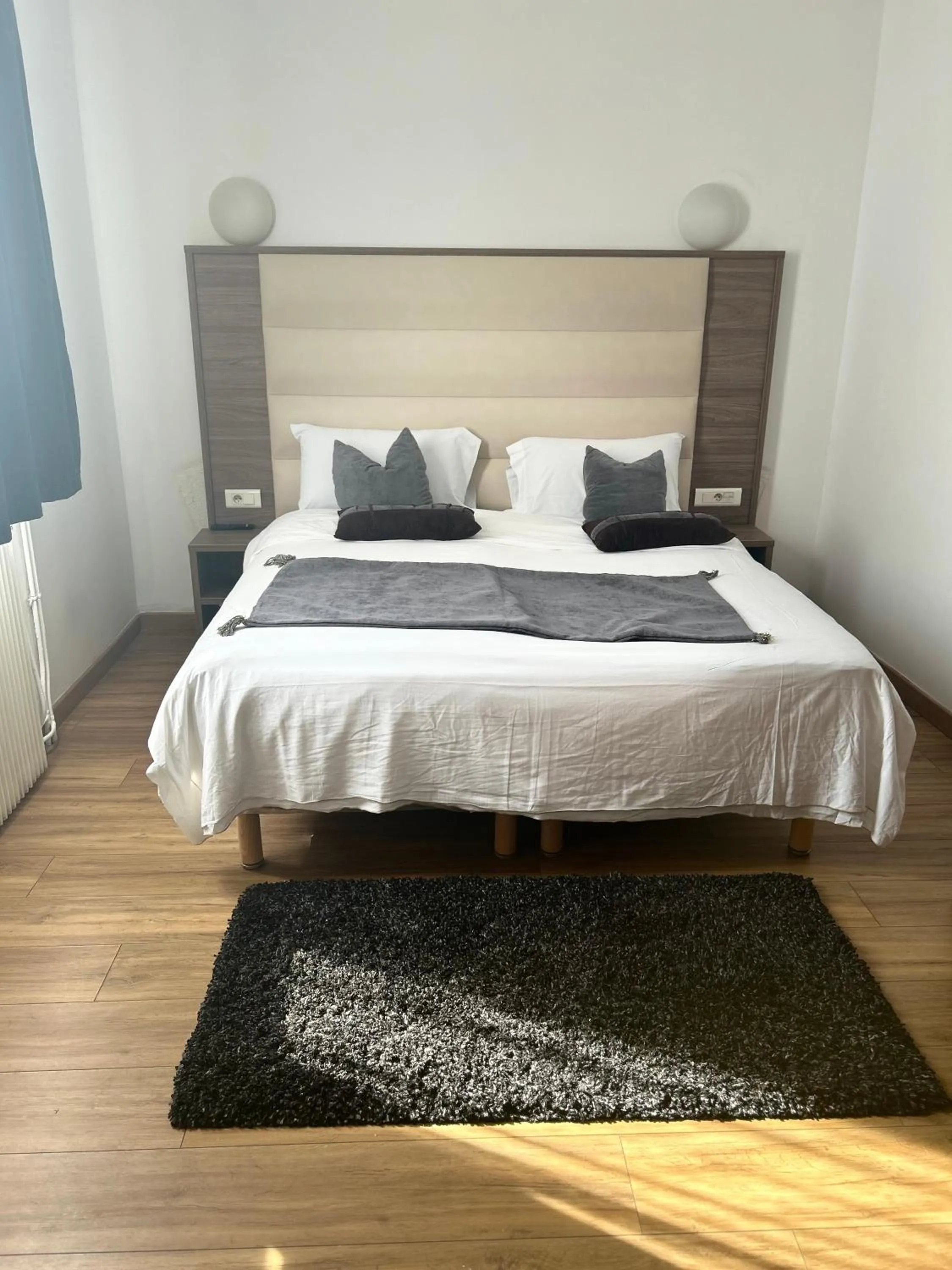 Bed in Le Clémenceau Hôtel et Appart 'hôtel "Gare Sncf" centre ville