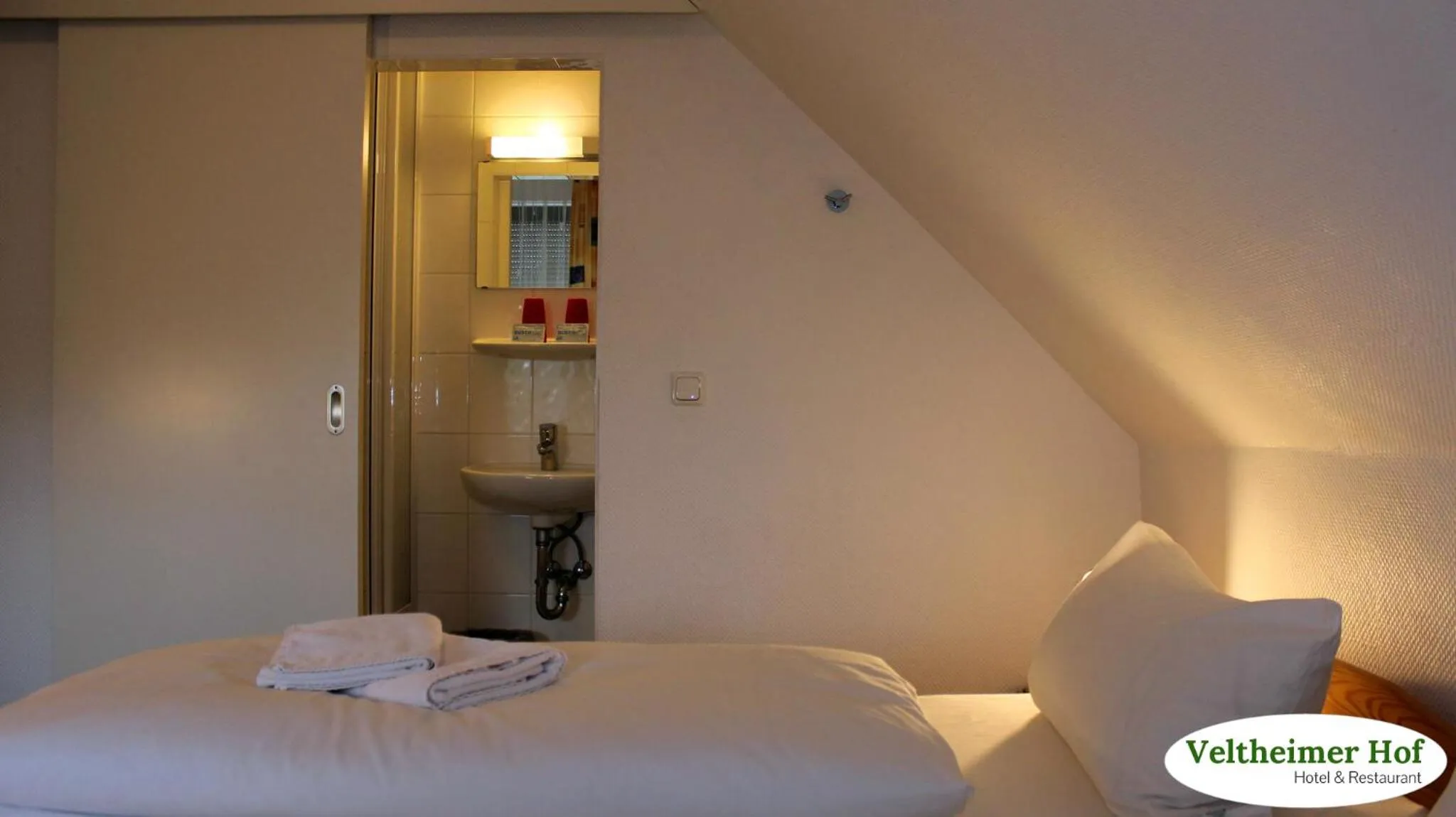 Bathroom, Bed in Landgasthaus Veltheimer Hof