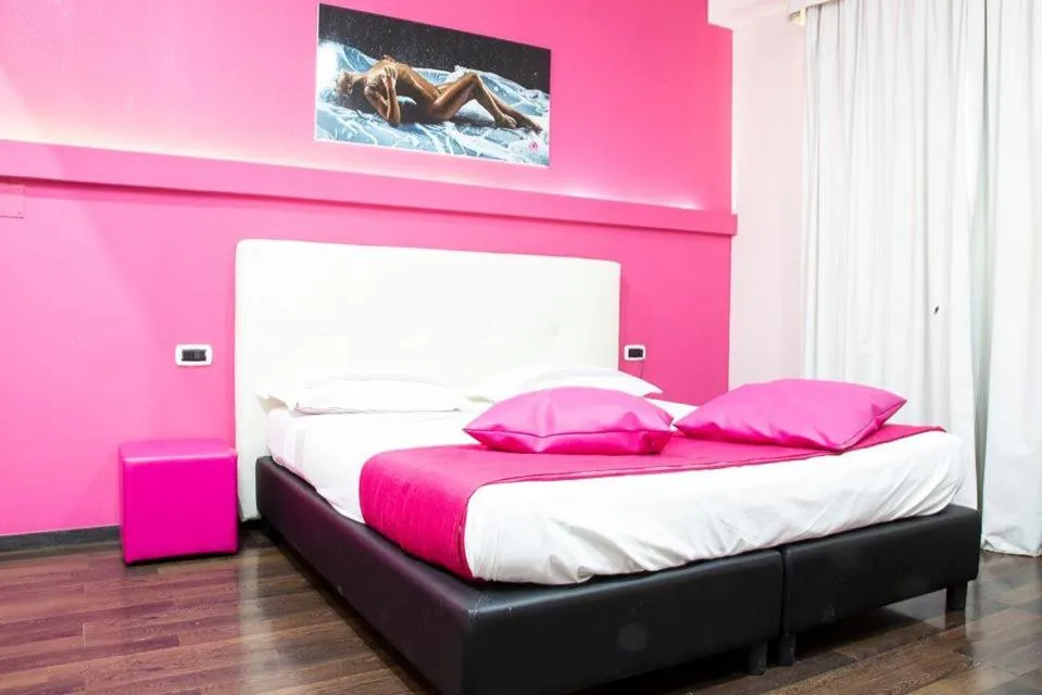 Photo of the whole room in Hotel La Fayette