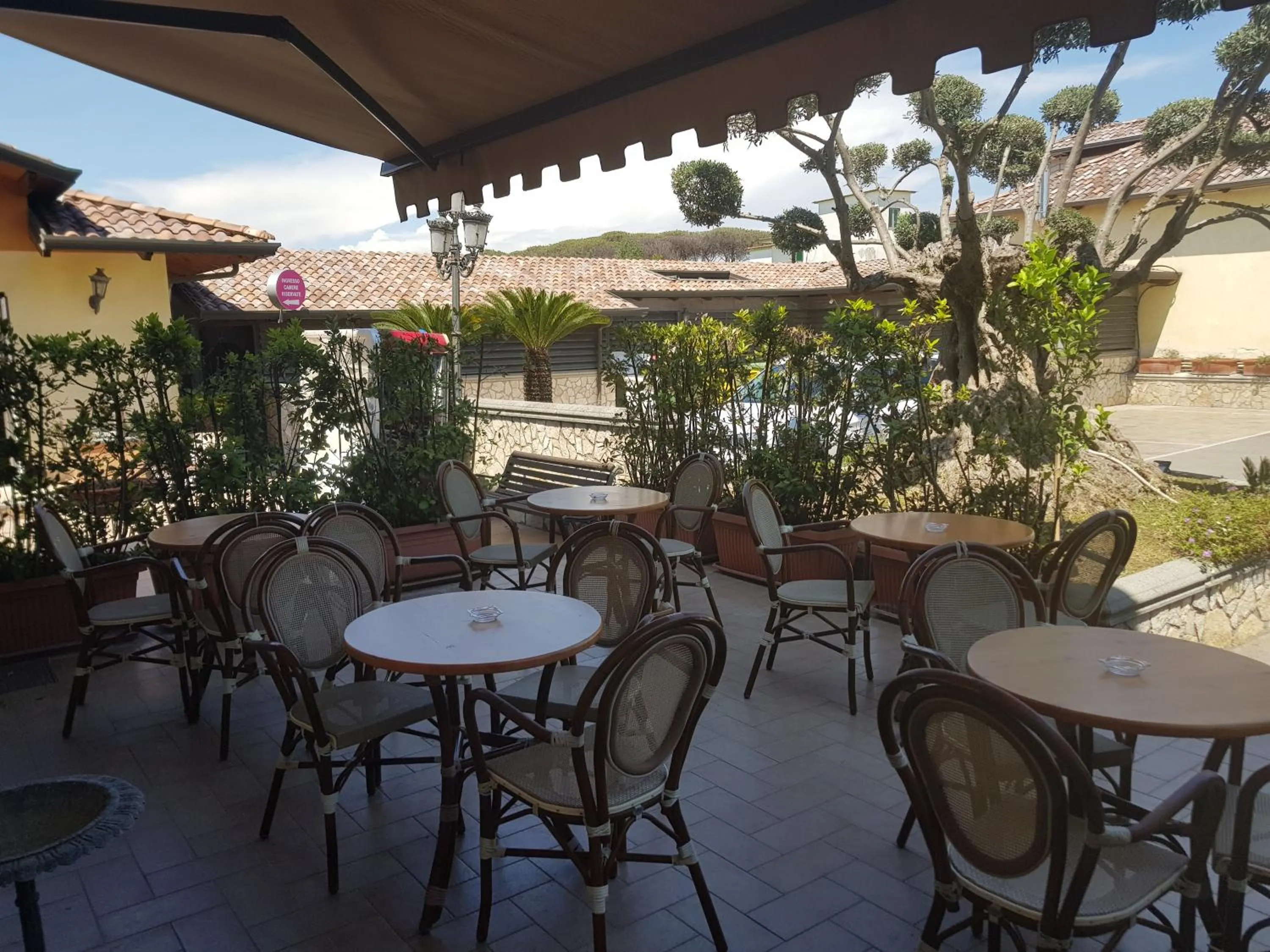 Restaurant/places to eat in Hotel La Fayette