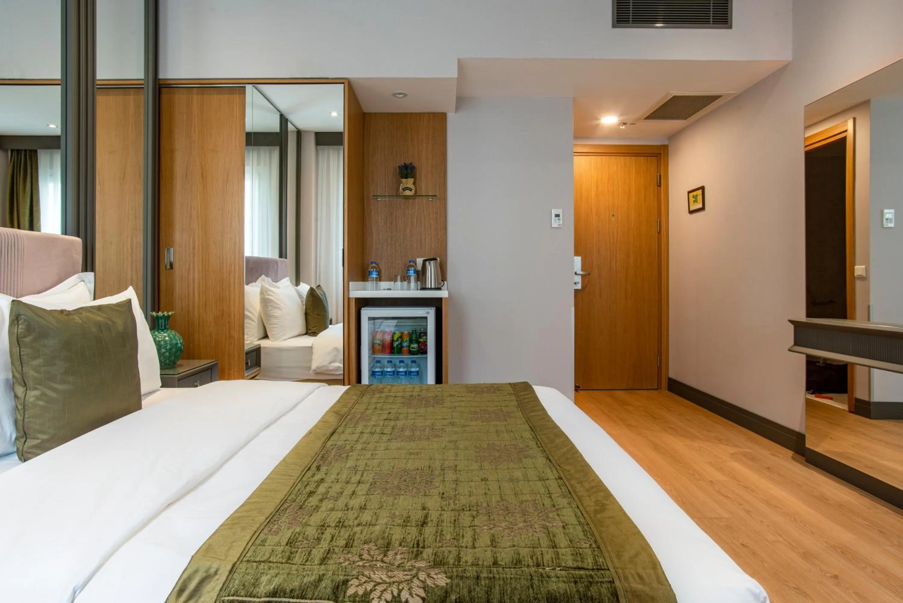 Photo of the whole room, Bed in Oran Hotel