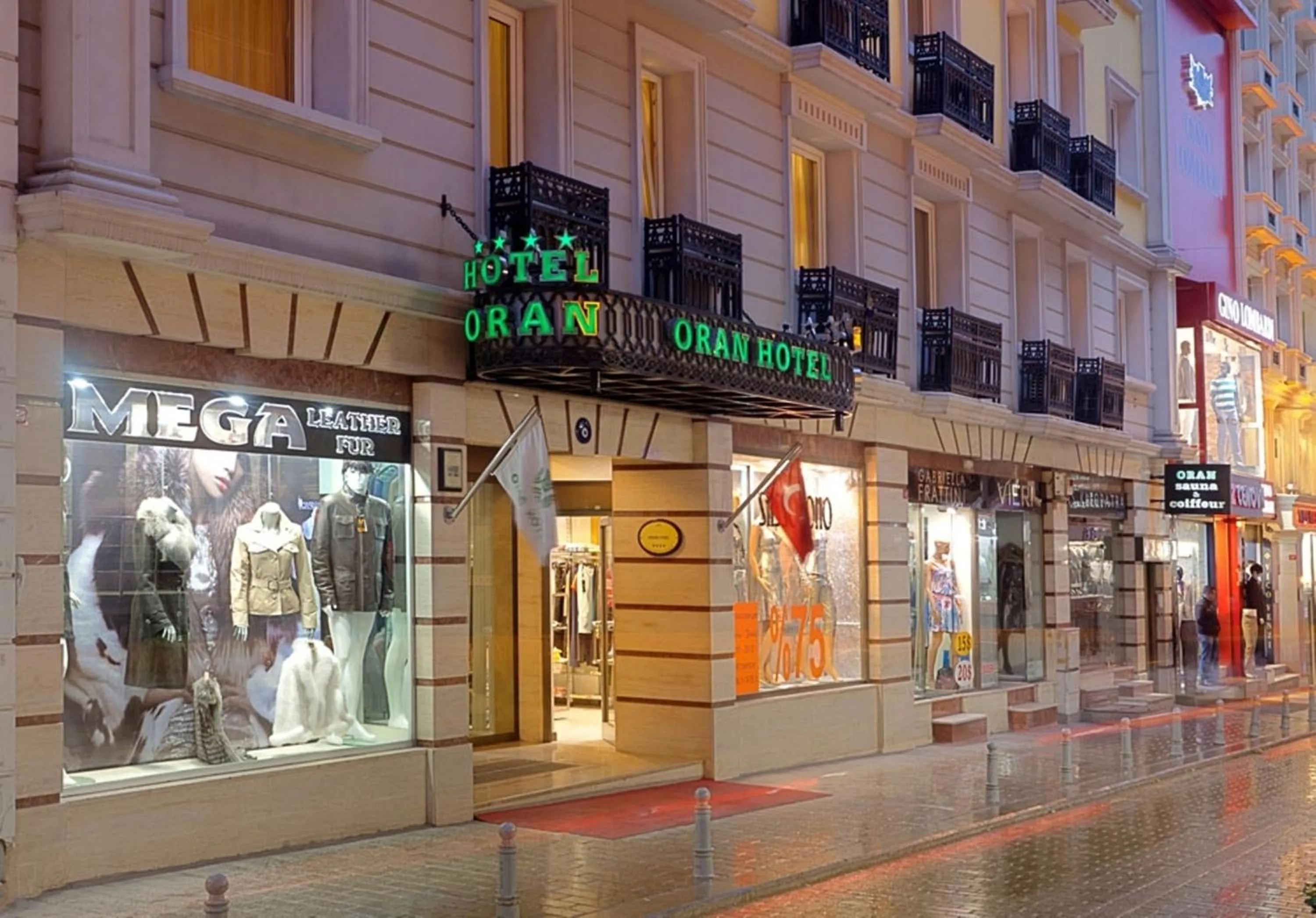 Facade/entrance in Oran Hotel