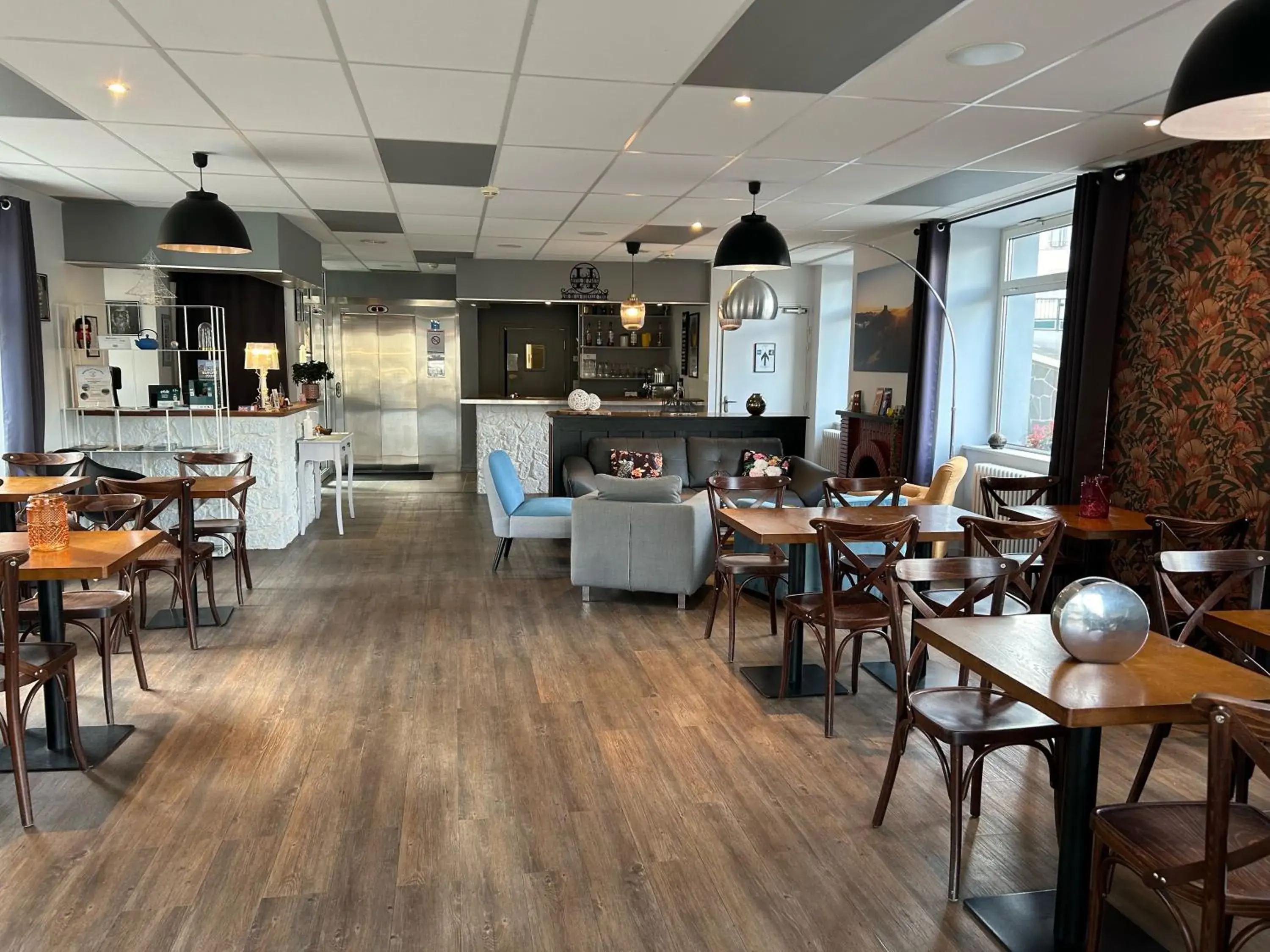 Property building in Logis Hôtel de Paris Property building in Logis Hôtel de Paris