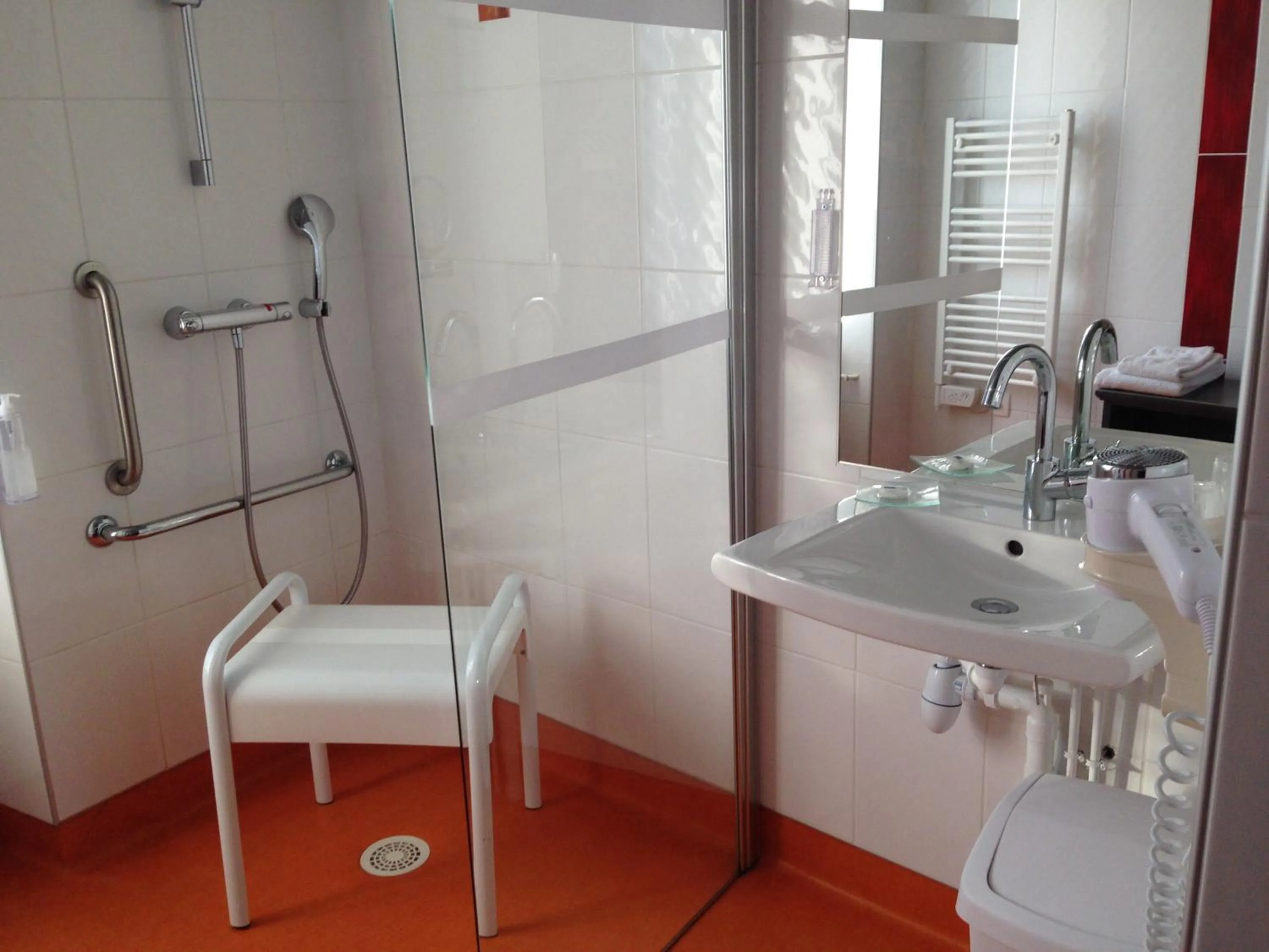 Bathroom in Logis Hôtel de Paris