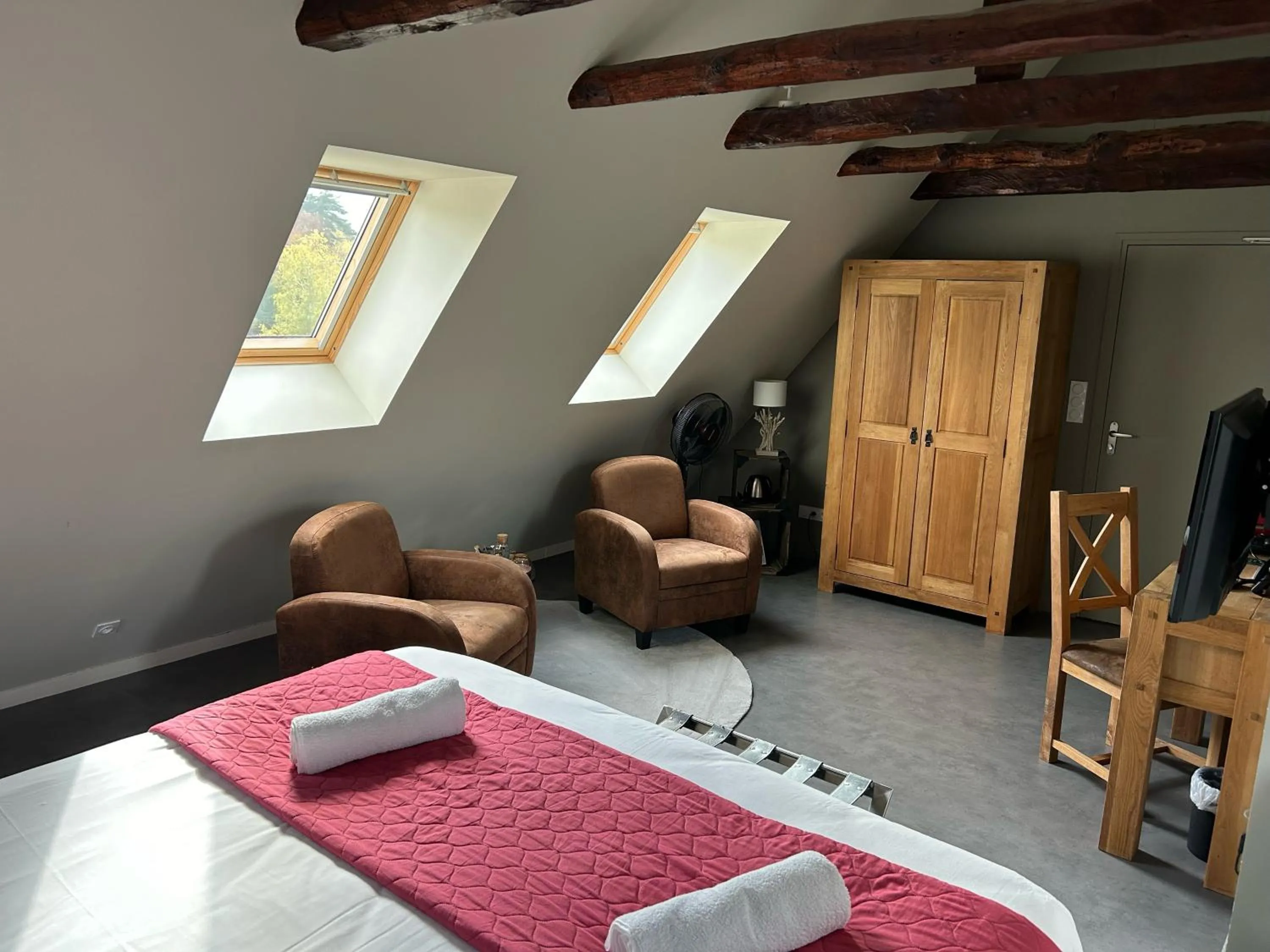 Bed in Logis Hôtel de Paris