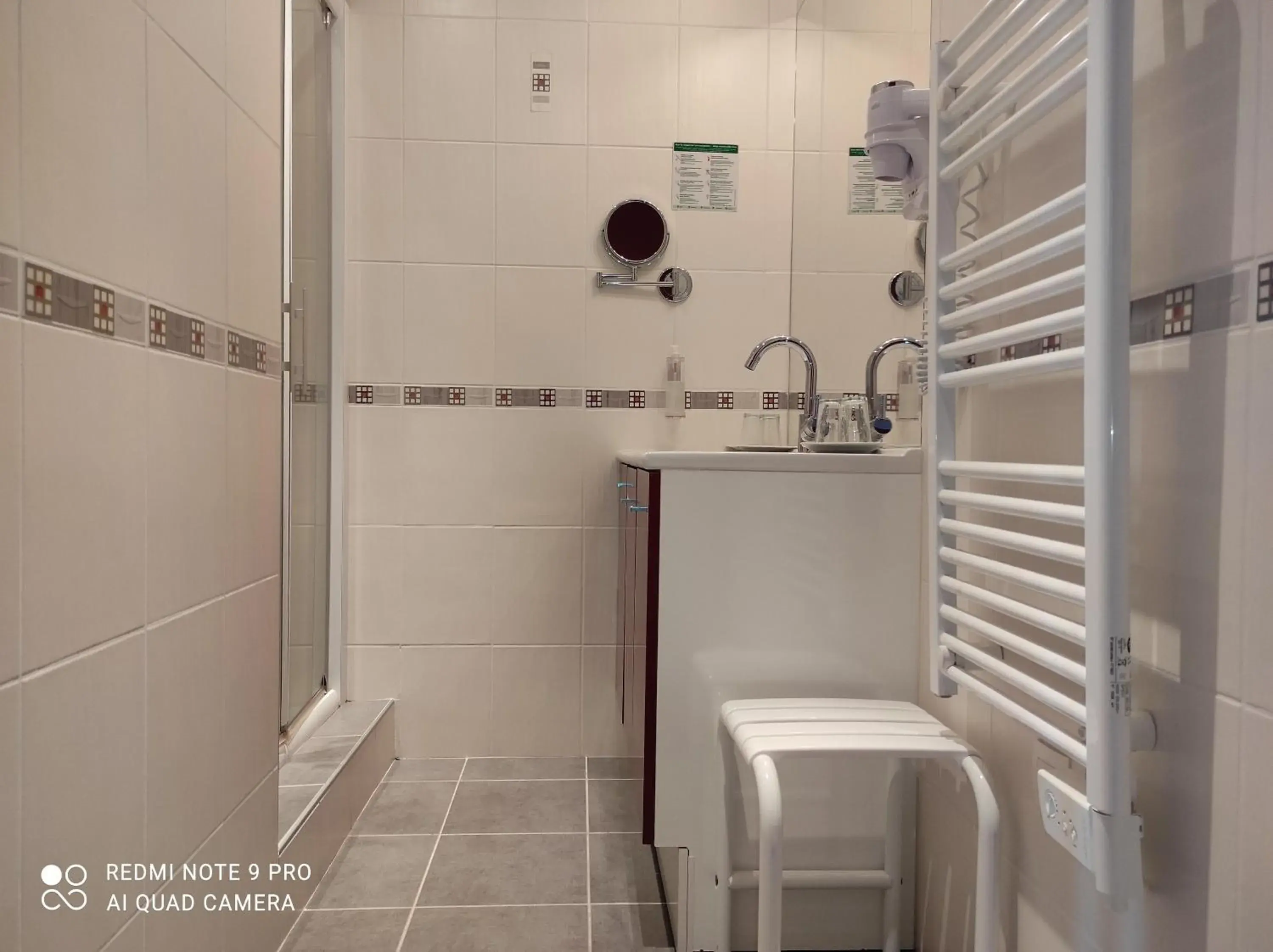 Quadruple Room with Shower in Logis Hôtel de Paris Quadruple Room with Shower in Logis Hôtel de Paris